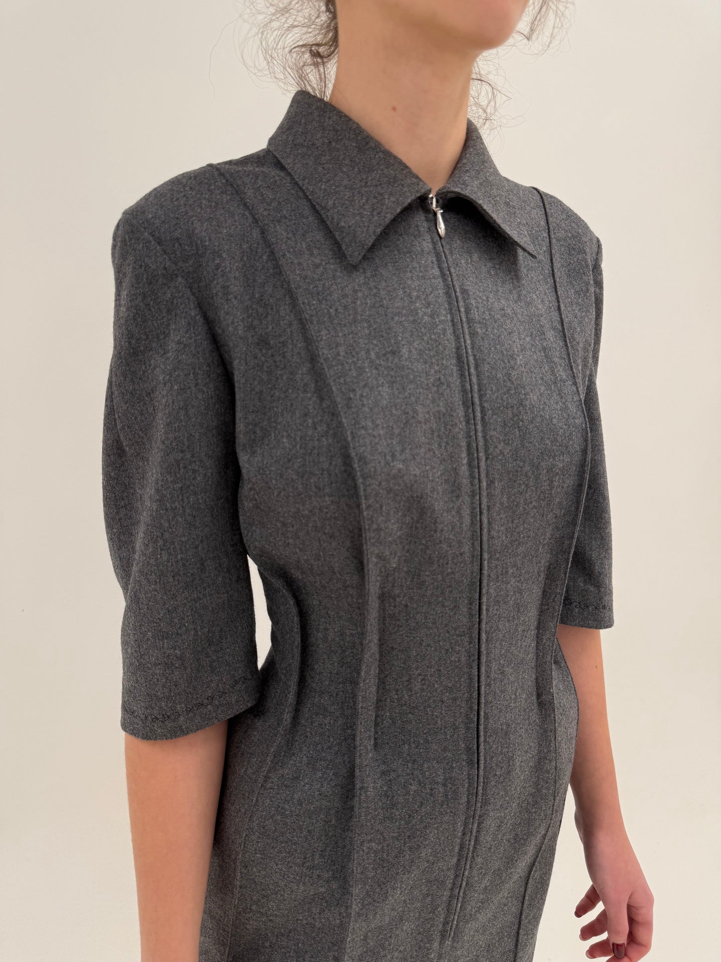 Rochie vintage anii 90 cu design arhitectural cambrata din lana plină extrafina