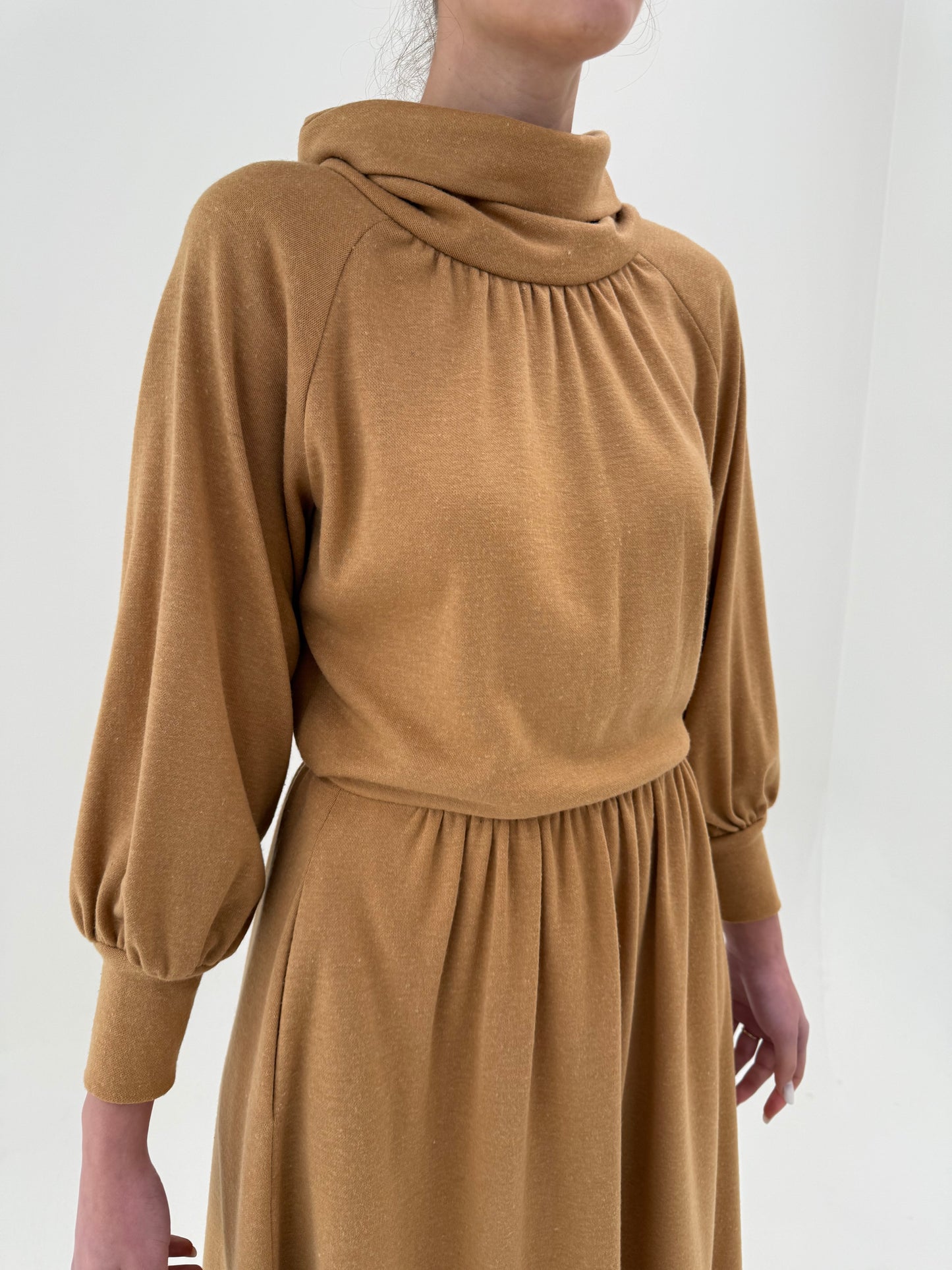 Rochie vintage camel cu talie marcată și manșete ultra înalte