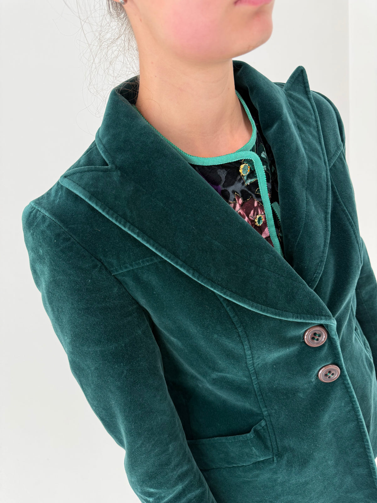 Sacou old vintage anii 70 din catifea emerald green cu revere late ușor cambrat