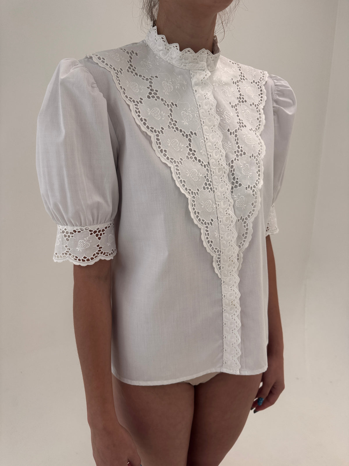 Cămașa vintage cu broderie anglaise și mâneci bufante din panzica de bumbac