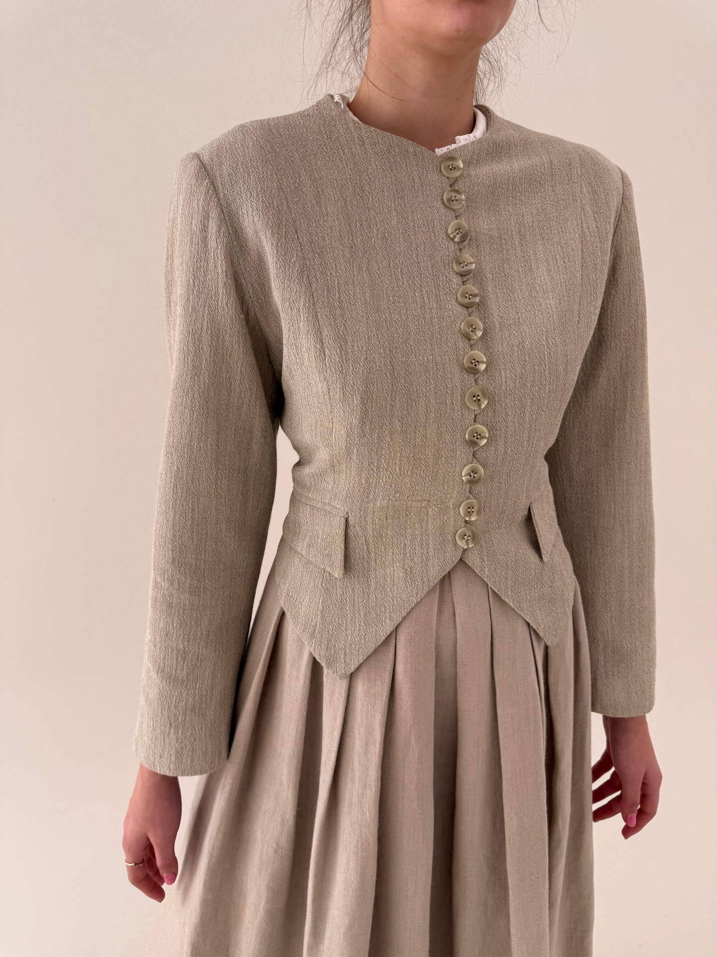 Sacou nude cambrat în croi minimalist din stofita structurată