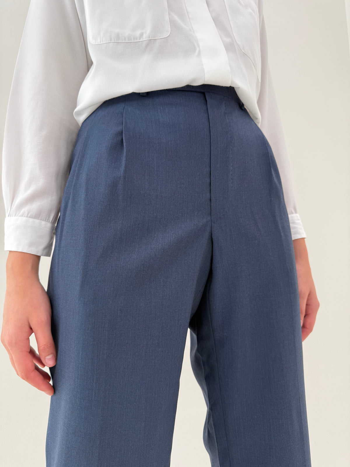 Costum tall jeans blue din lana extrafina în croi actual
