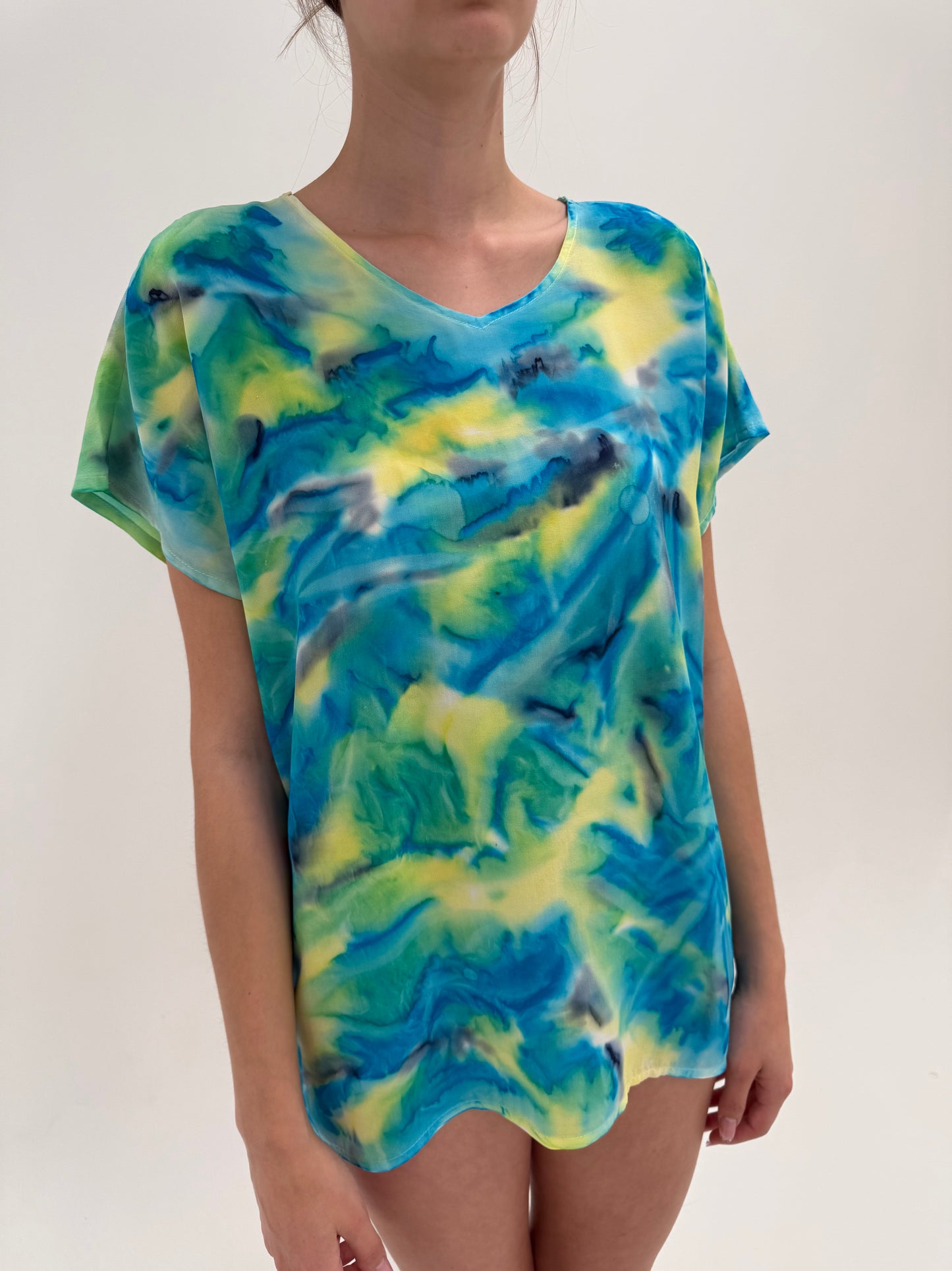 Top în croi lejer din mătase naturală cu print tye and dye