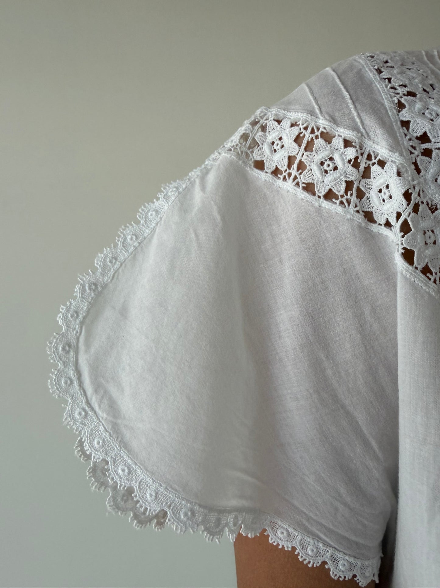 Rochie vintage maxi cu macrame lucrat manual din cea mai fină zonă de bumbac