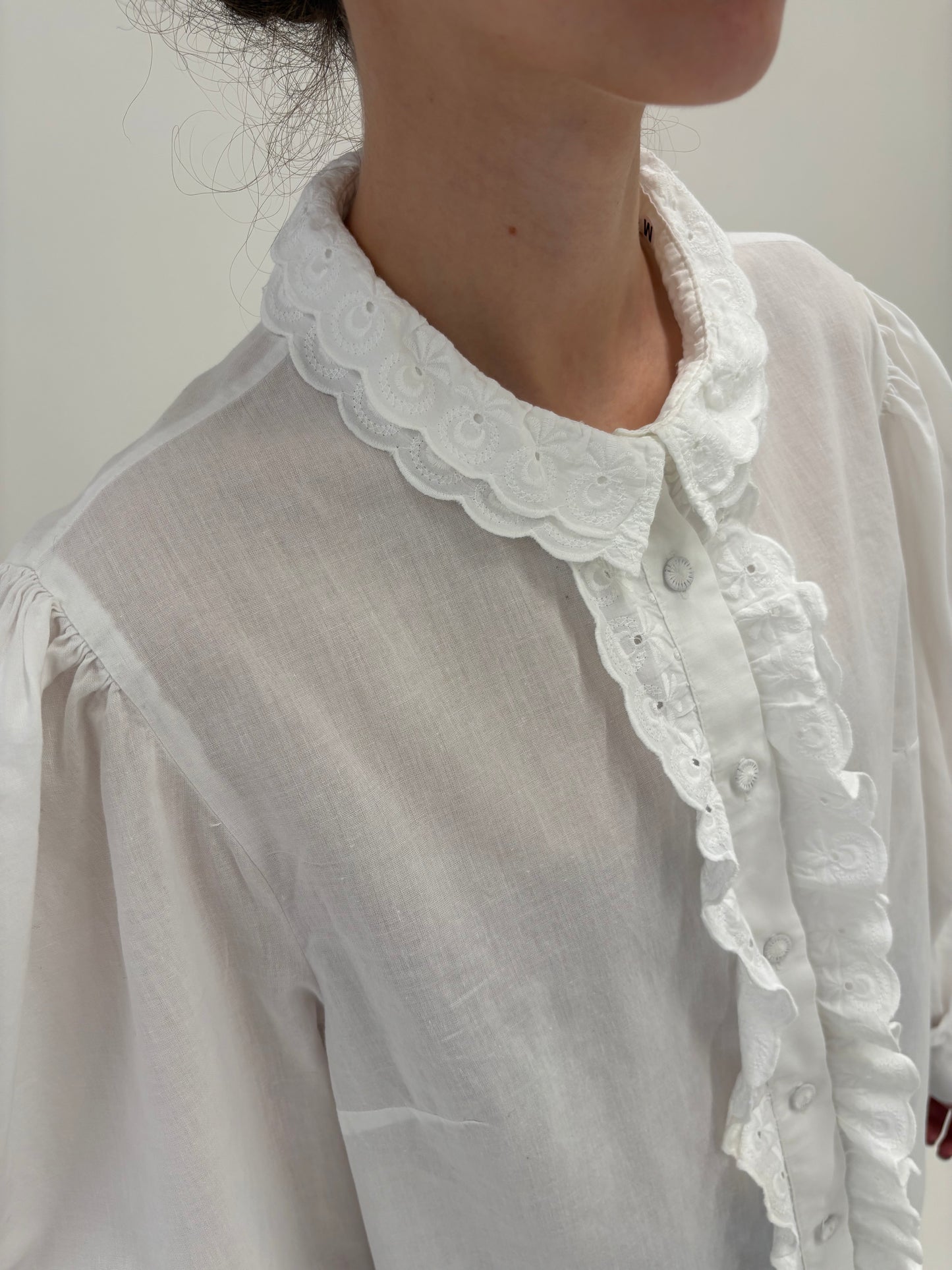 Cămașa vintage cu jabou și mâneci ample cu manșete îngustate