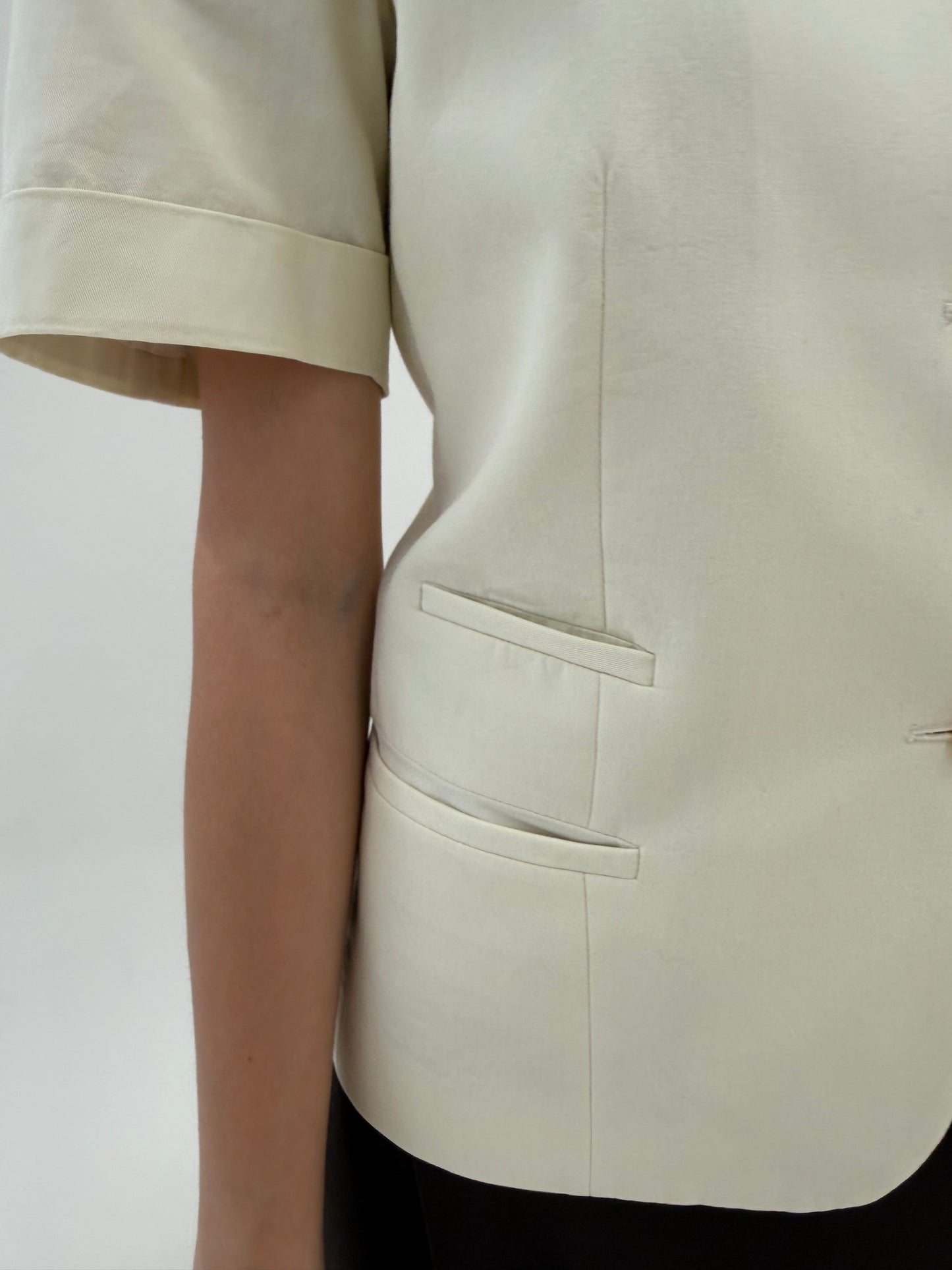 Sacou de brand luxury Aquascutum off white în croi cambrat din bumbac