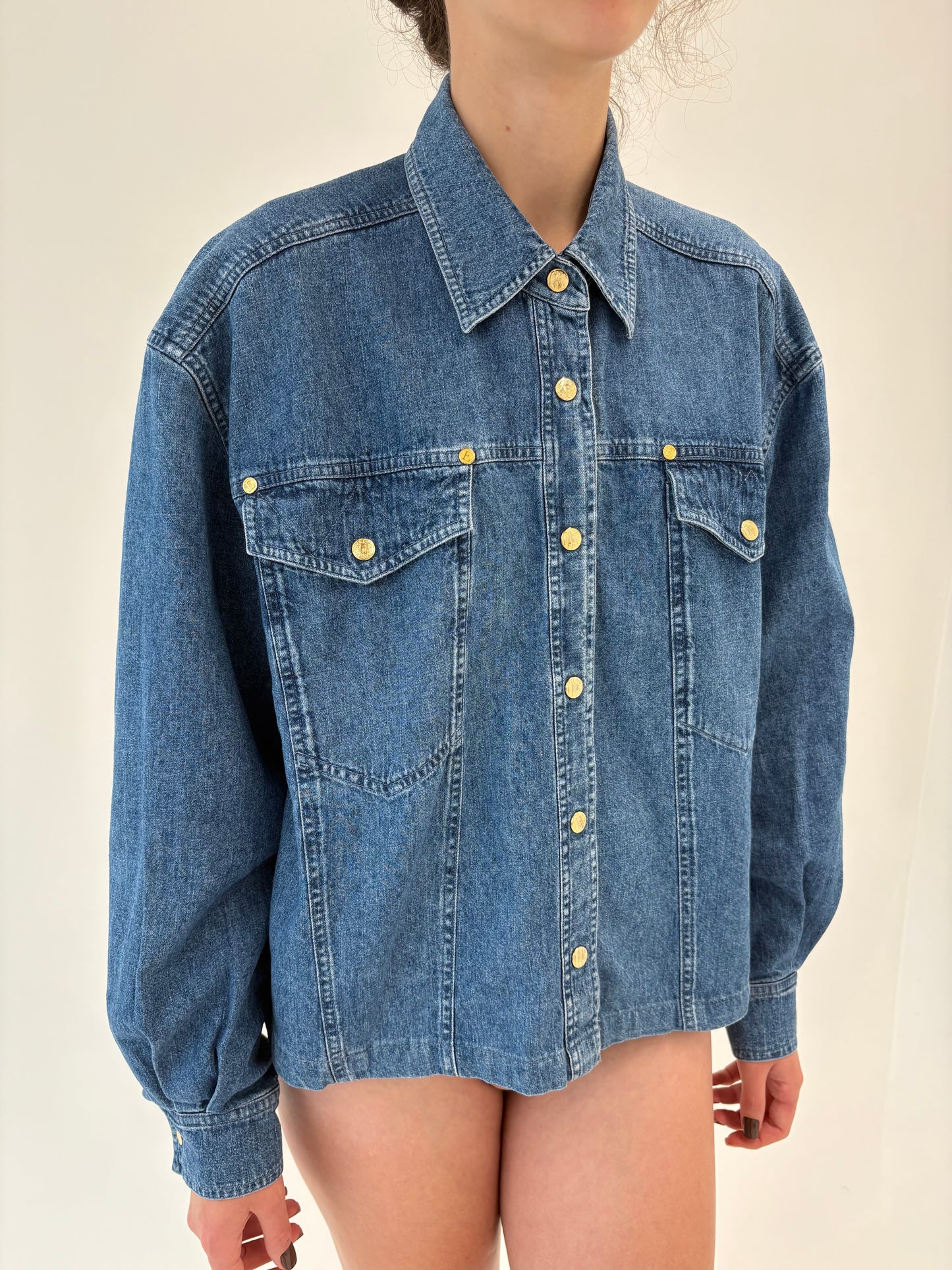 Cămașa luxury Escada din jeans moale cu nasturi metalici aurii