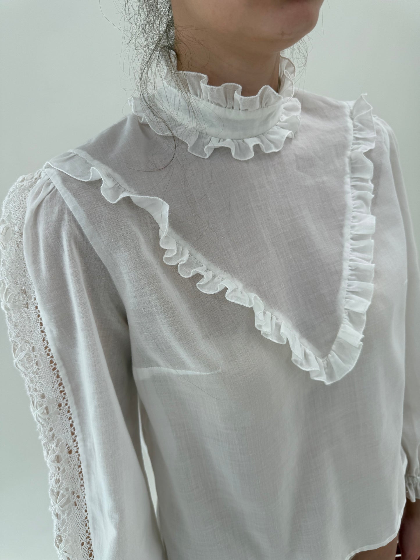 Cămașa vintage din cea mai fină și moale panzica translucidă cu dantelă macrame