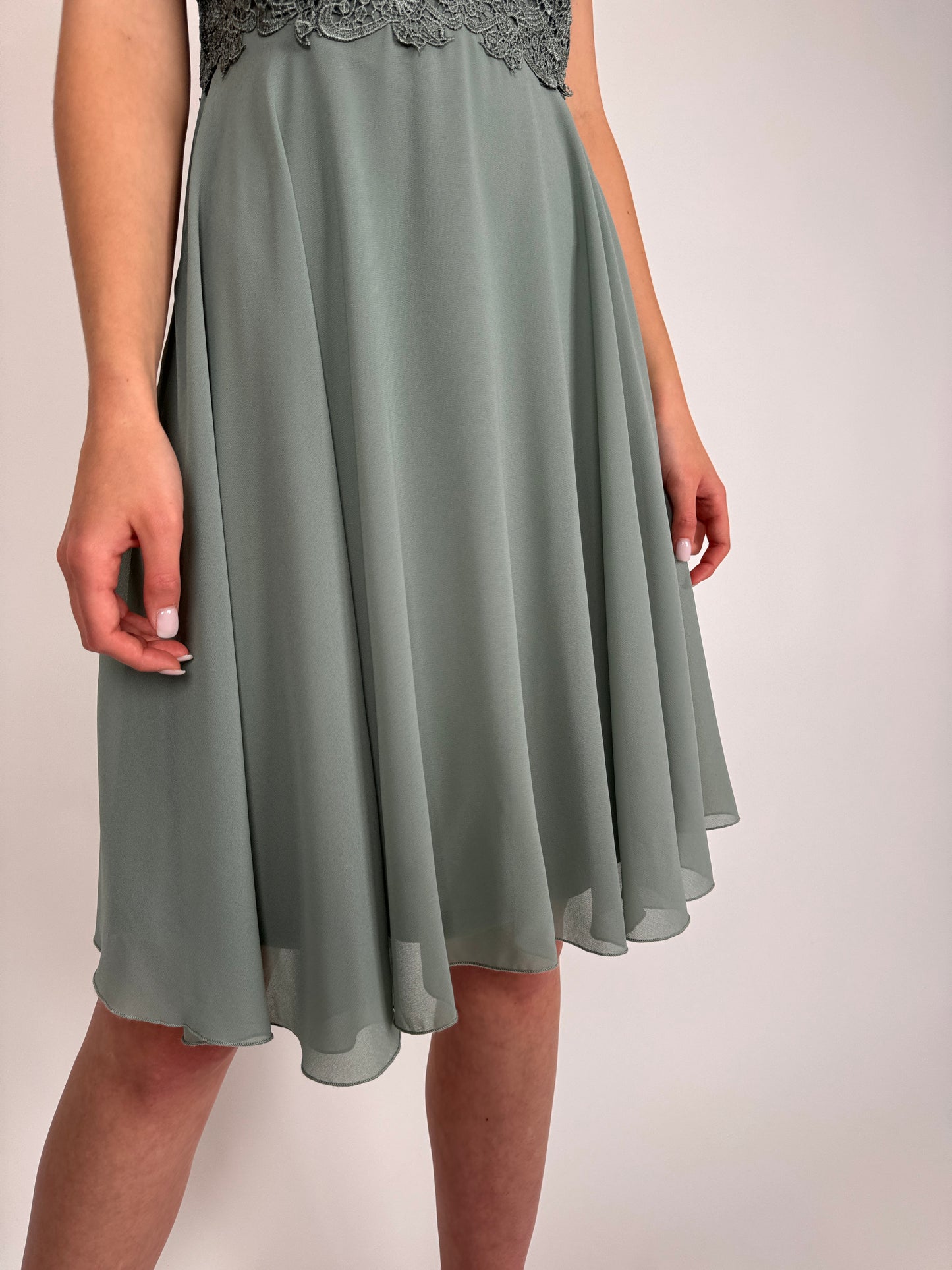 Rochie cu talie ultra înaltă și dantelă macrame Sage green