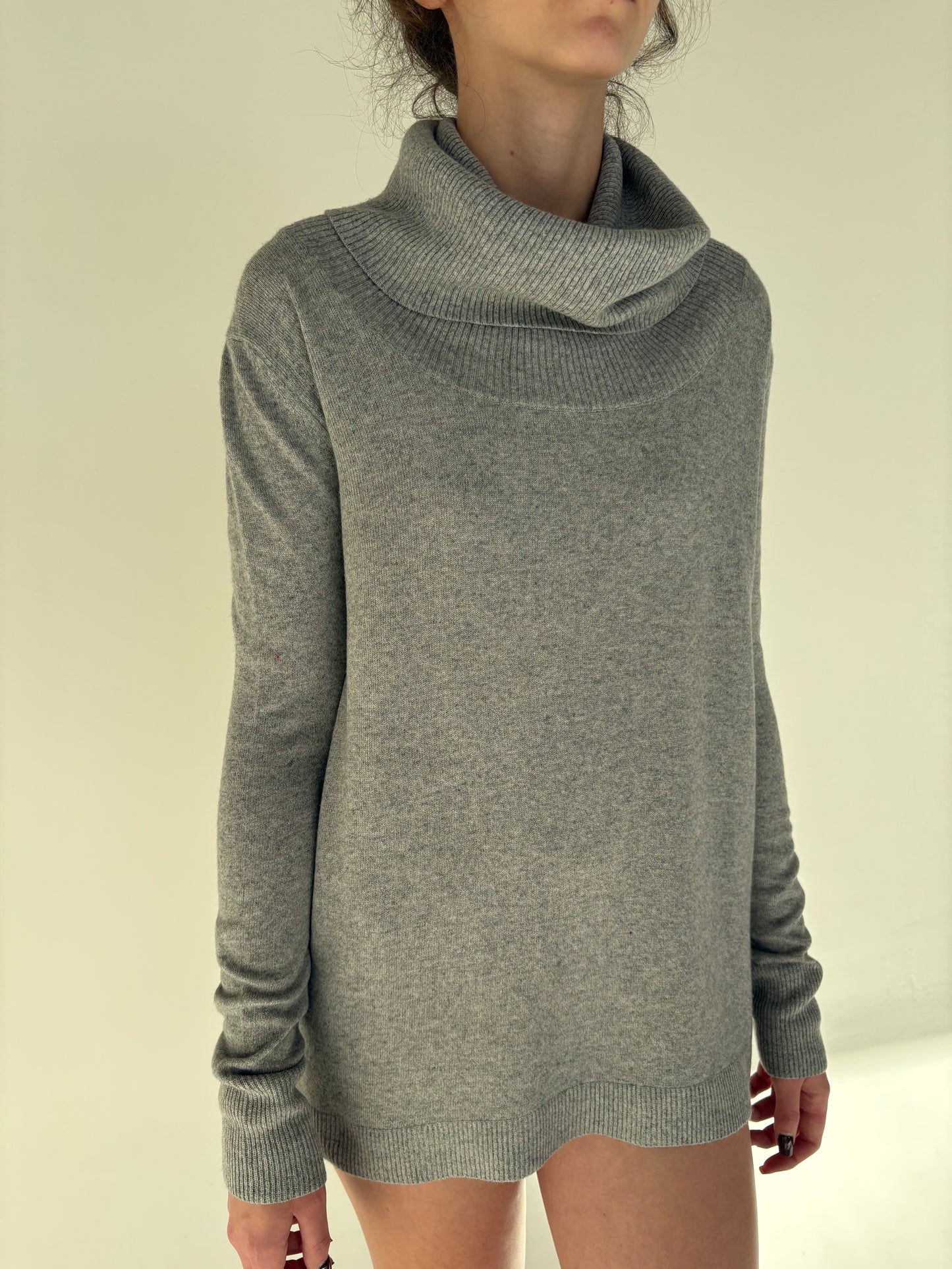 Maleta cu guler sal in croi minimalist din lana merino extrafina