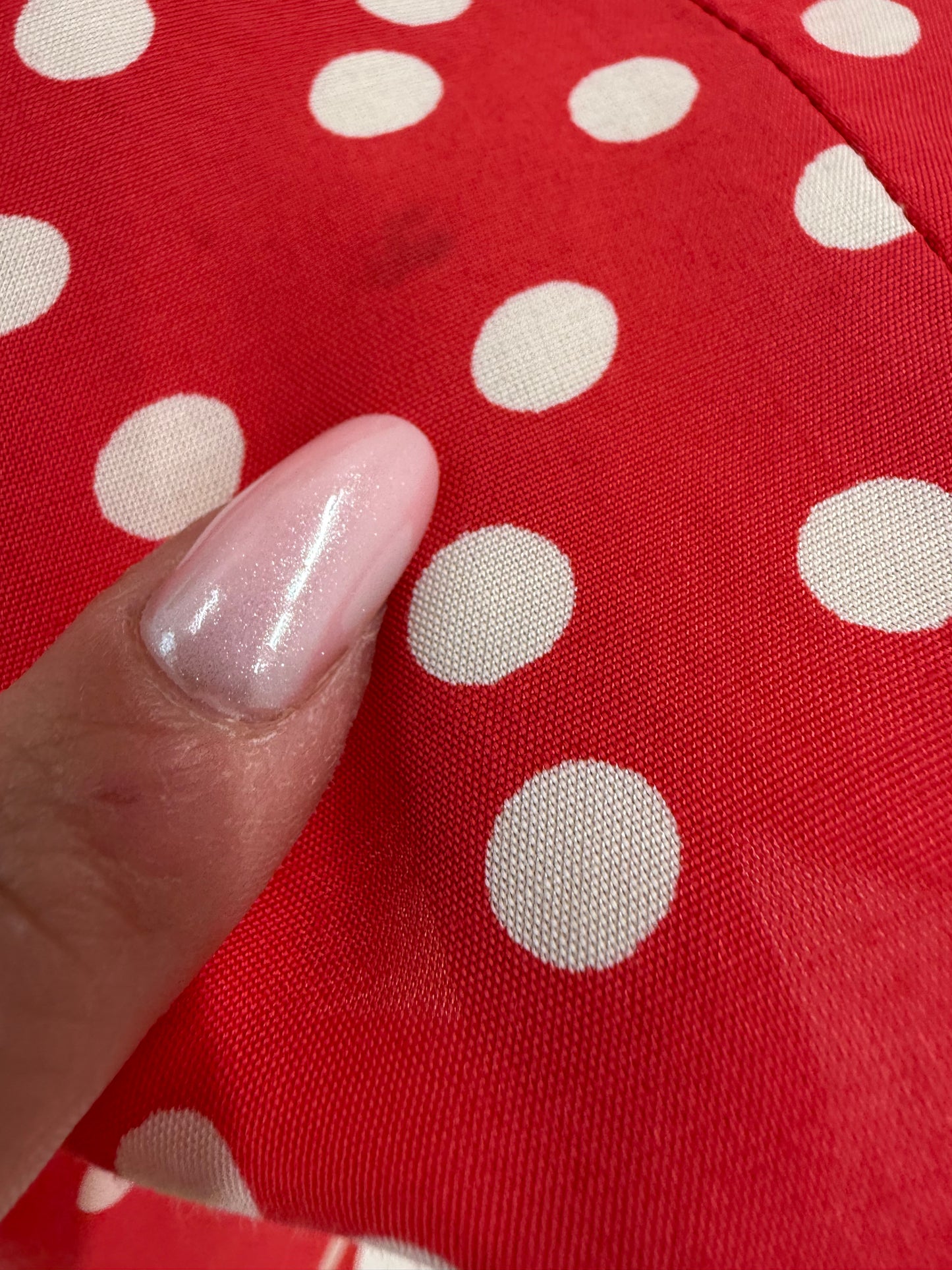 Rochie maxi cu buline în croi ușor cambrat din material vaporos