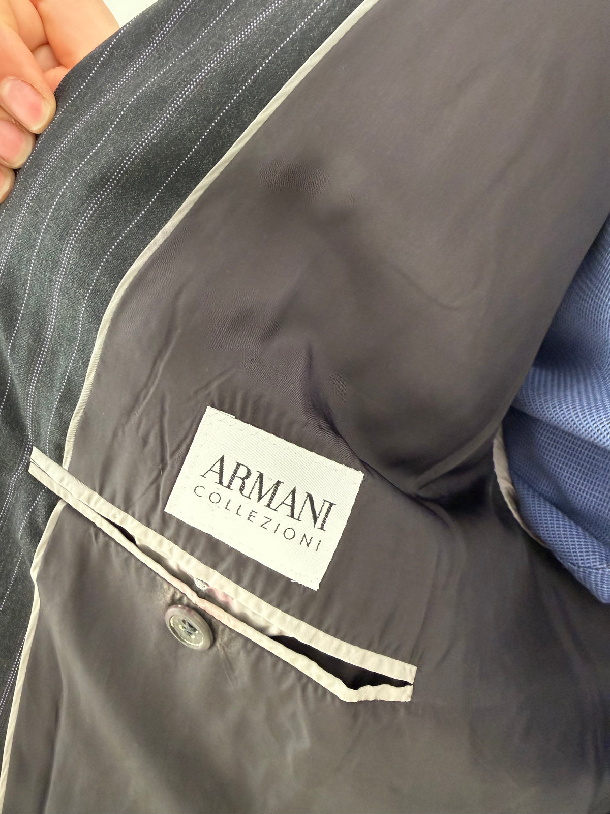 Costum Armani petite nou cu eticheta din lana excepțională cu dungi fine verticale