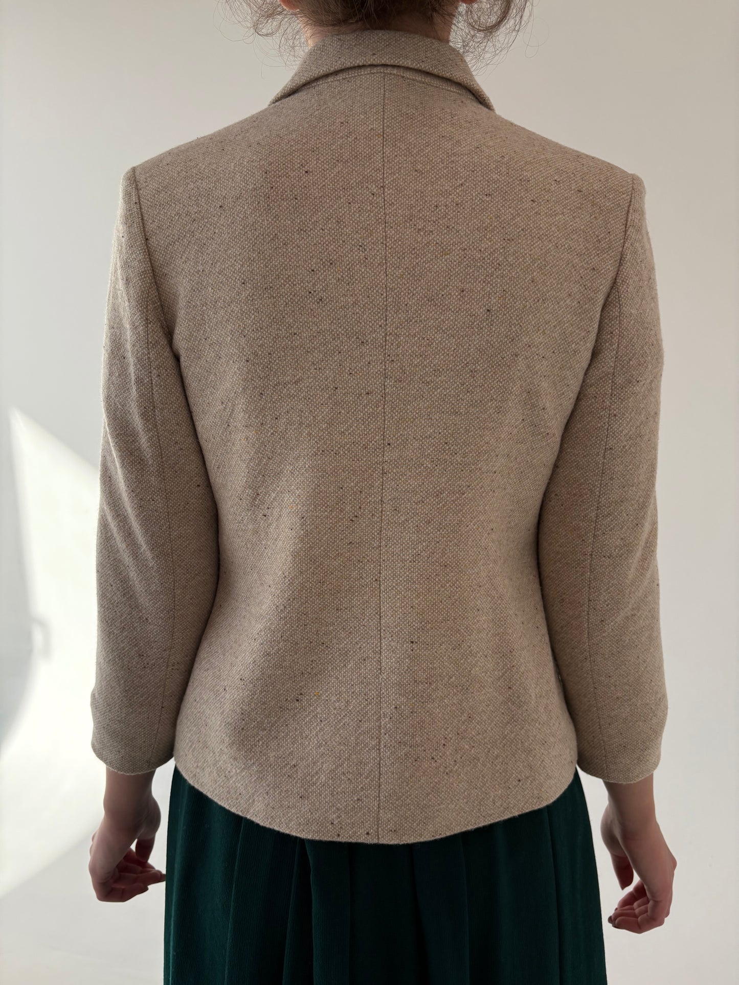 Sacou vintage petite cambrat light nude din lana excepțională cu broderie