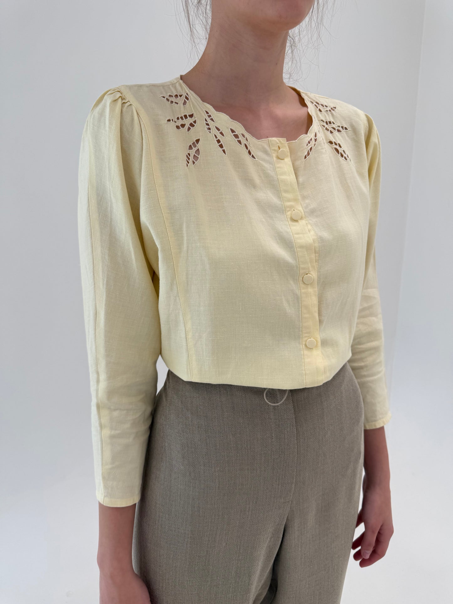 Cămașa cu broderie anglaise butter yellow din pânză de in și bumbac