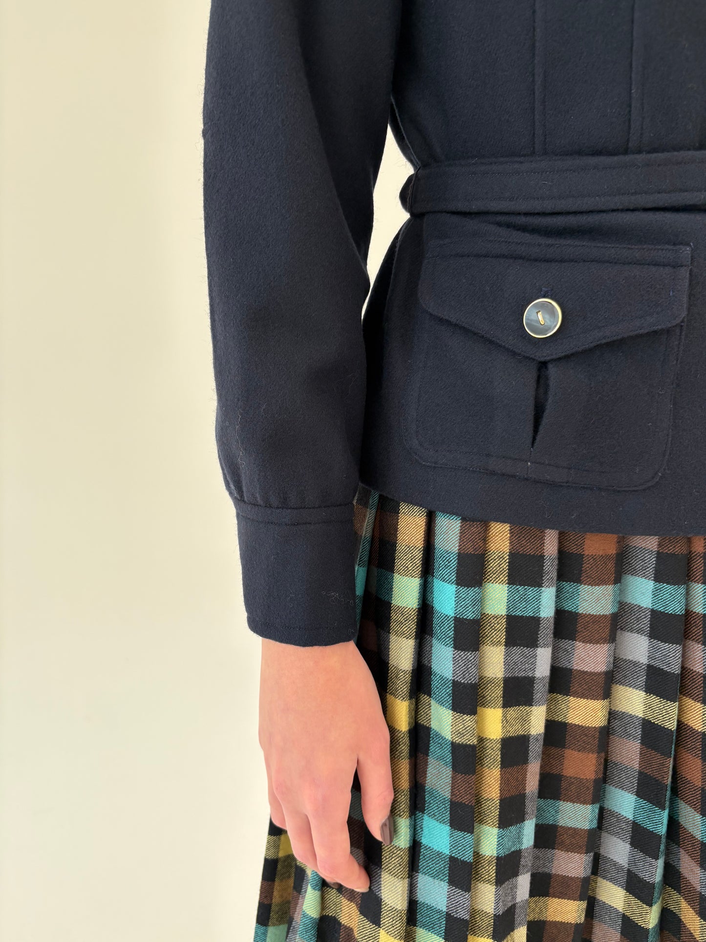 Jacheta cambrata Navy din lana extrem de fină cu talie marcată