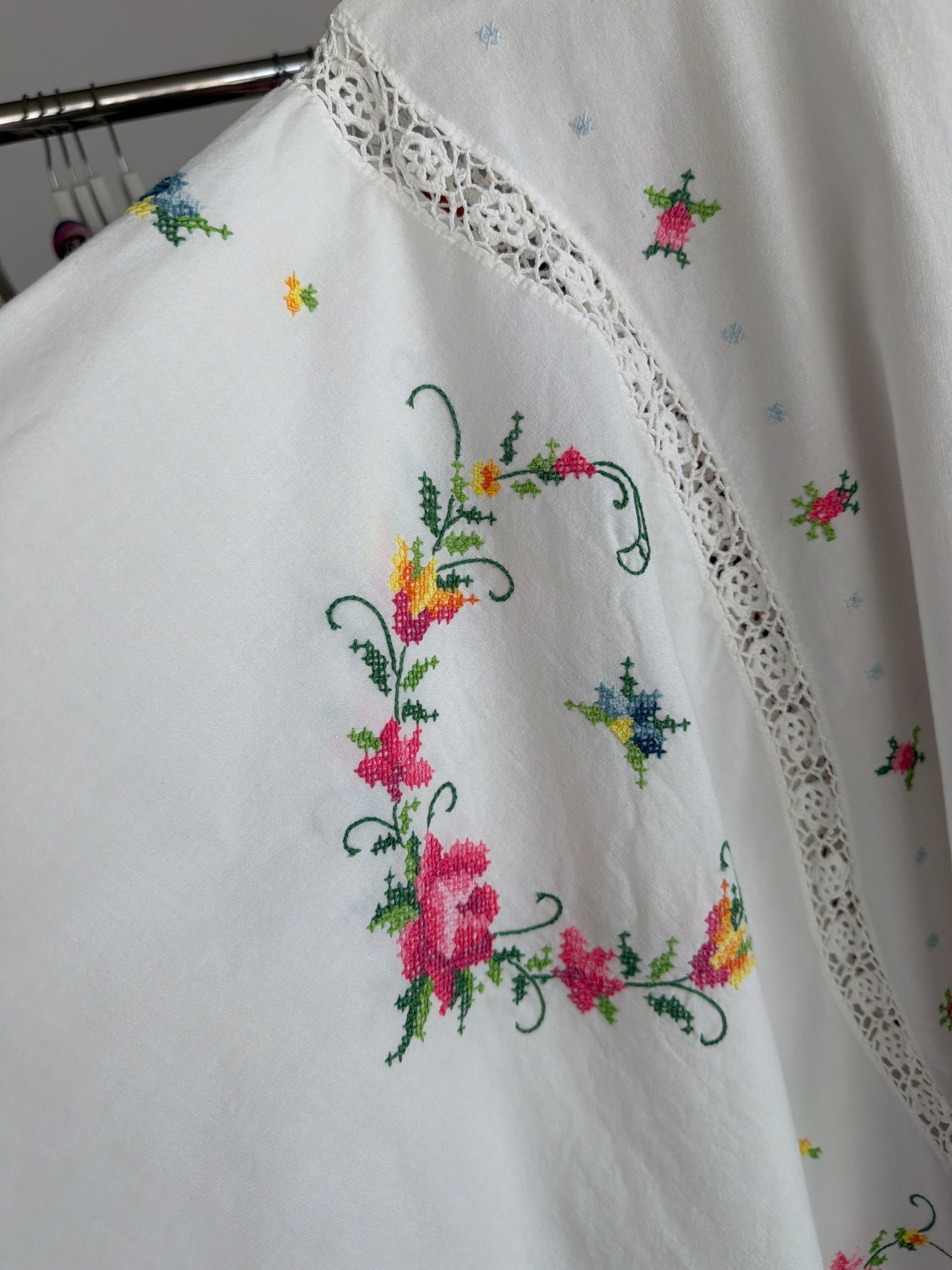 Kaftan excepțional cu broderie manuală superbă colorată și macrame fin lucrat manual