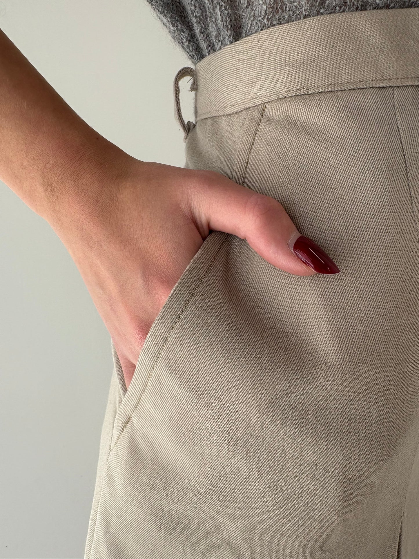 Fustă light nude plisată cu buzunare și talie ultra înaltă din lana extrafina