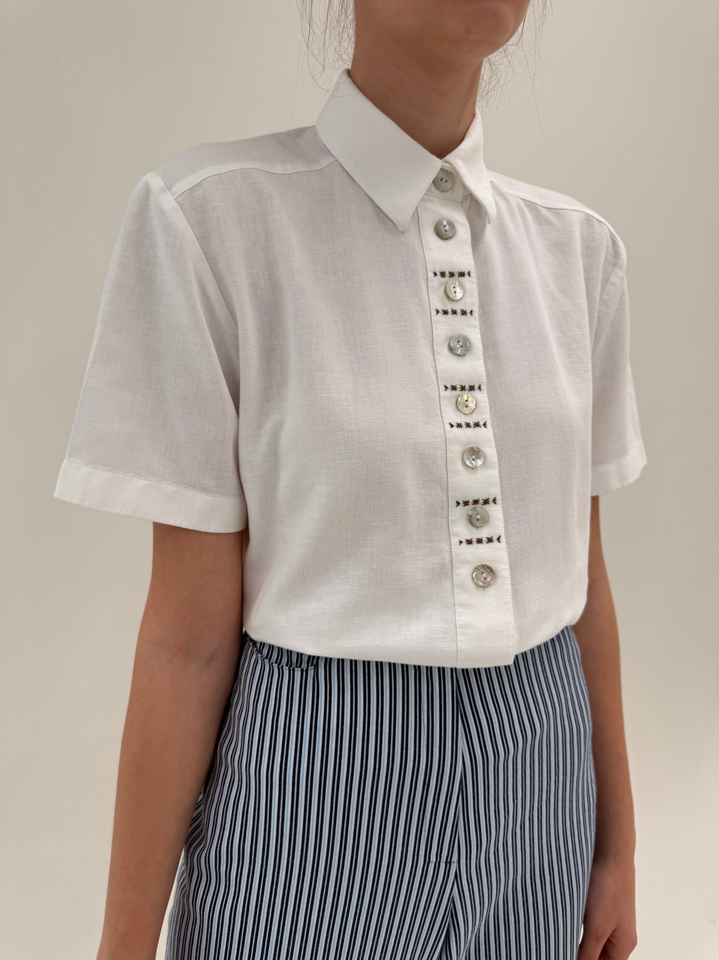 Cămașa din pânză moale cu broderie și nasturi mother of pearl