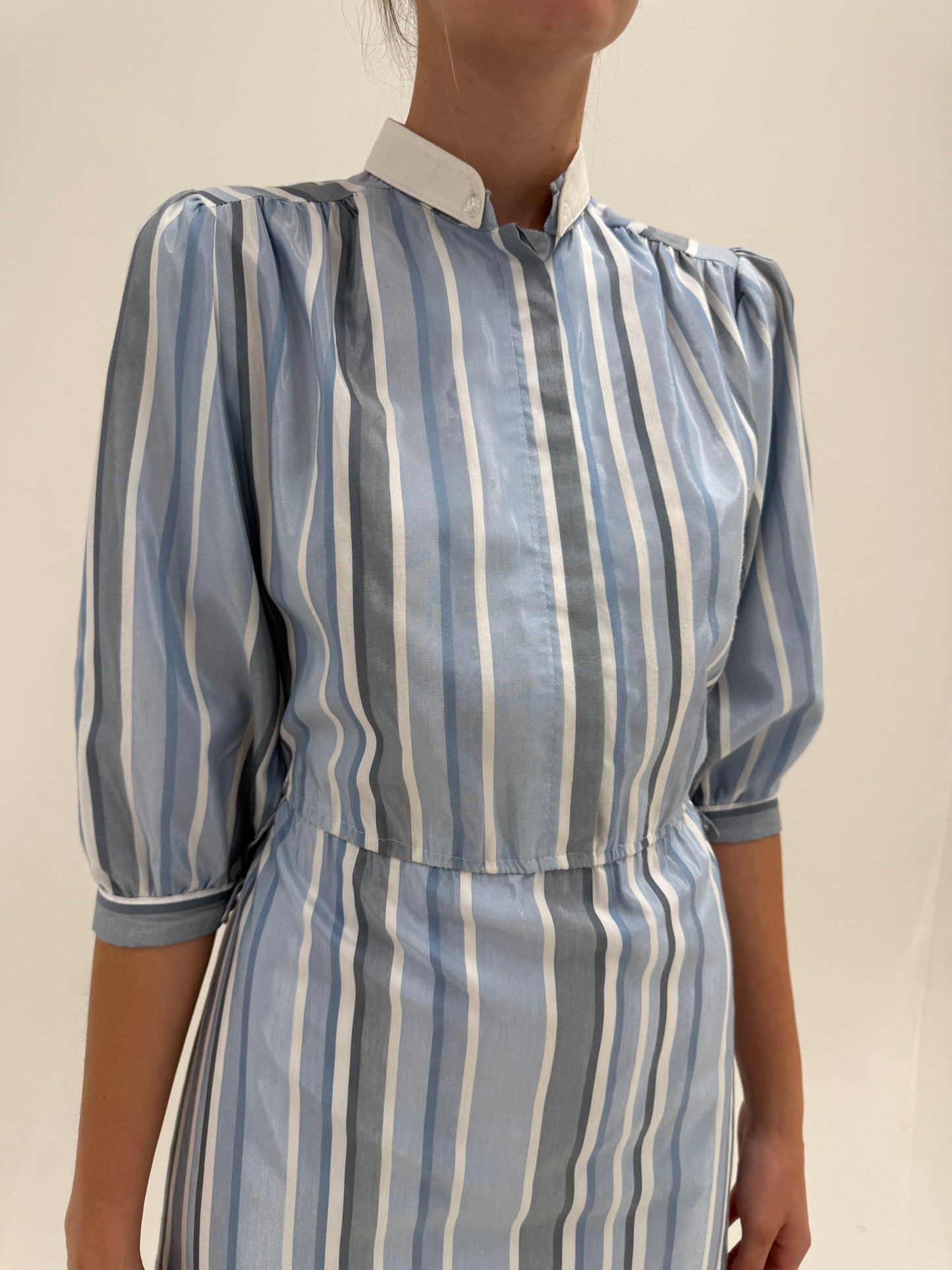 Rochie în stil Prada din bumbac ușor satinat în dungi baby blue cu talie elastică