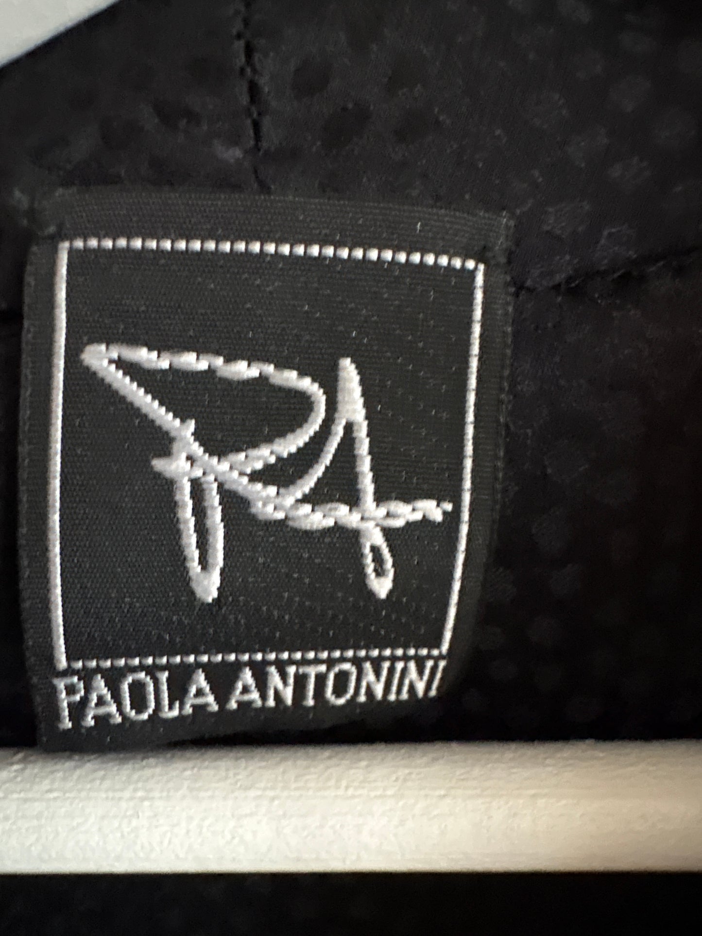 Top negru de designer italian în croi petrecut din mătase naturală de la zi la seară