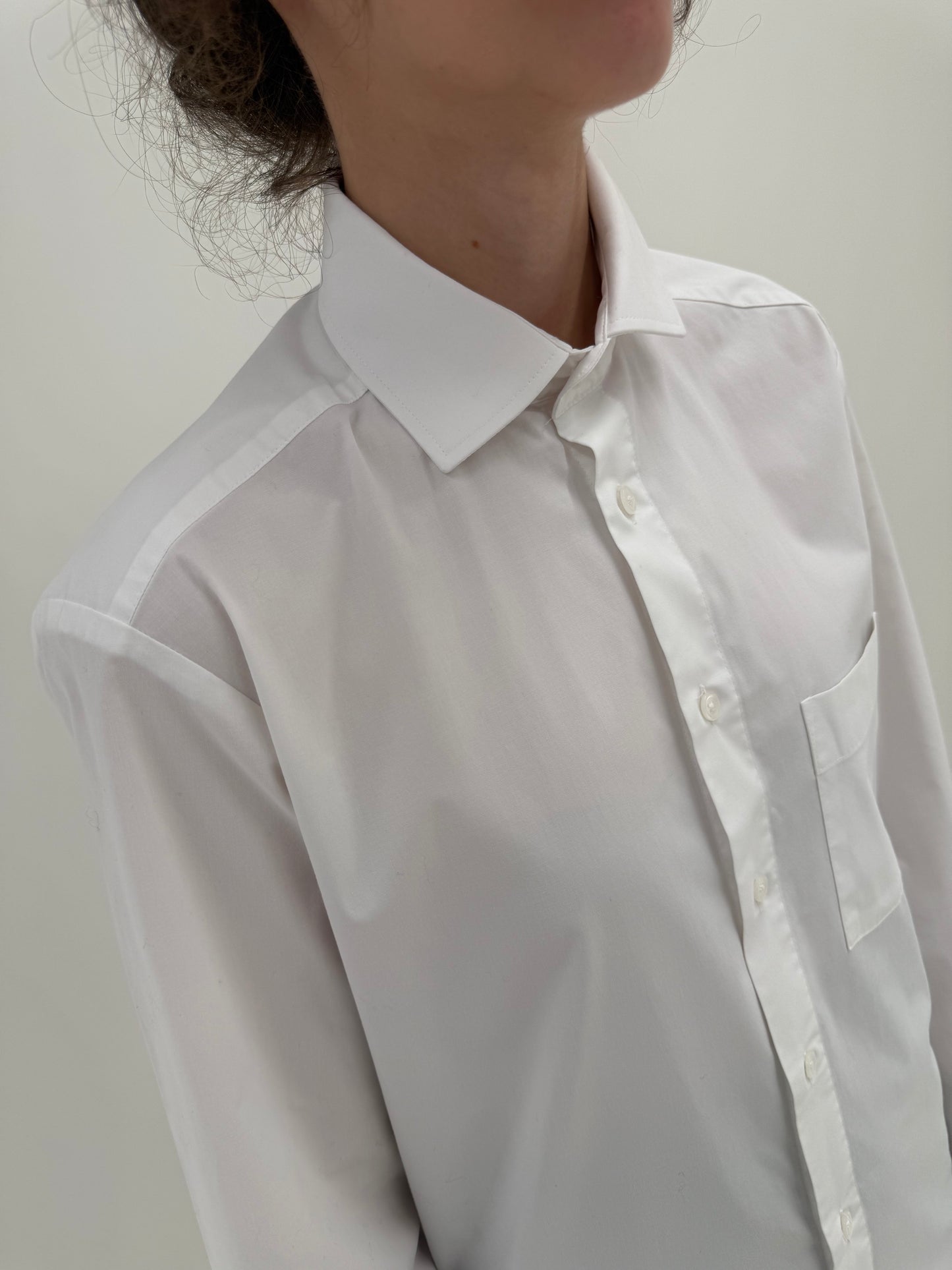 Cămașa albă în croi actual din poplin high end de bumbac structurat