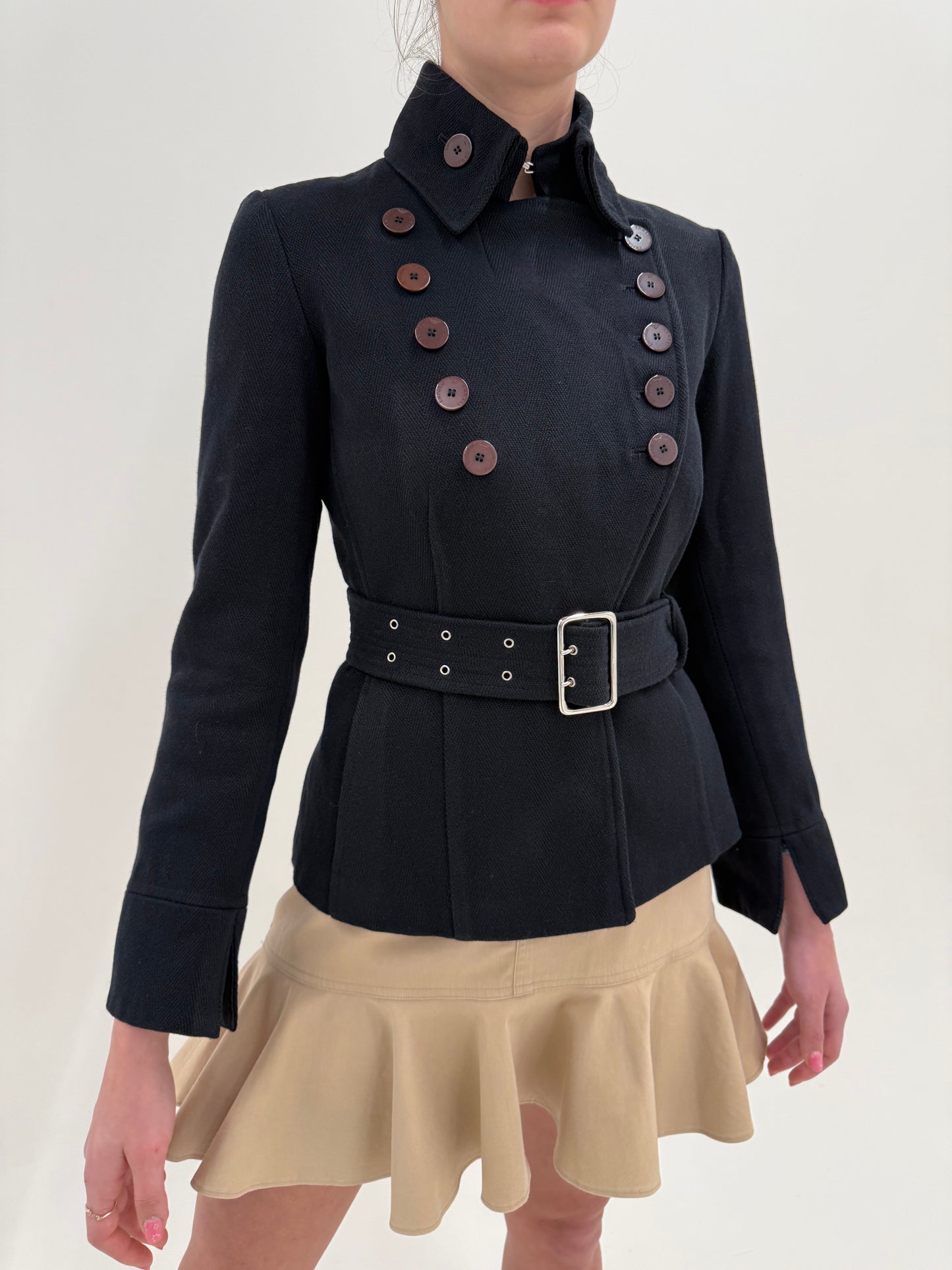 Jacheta cambrata Armani cu influențe soft army super revenite în trend