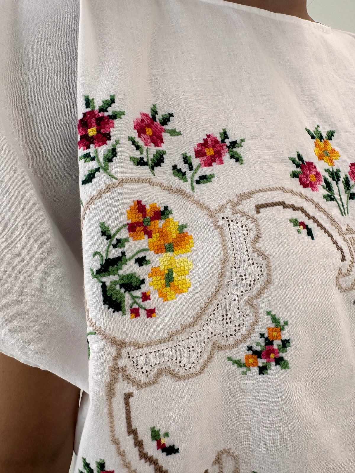 Set bijuterie cu broderie manuală colorată în croi atemporal din in excepțional