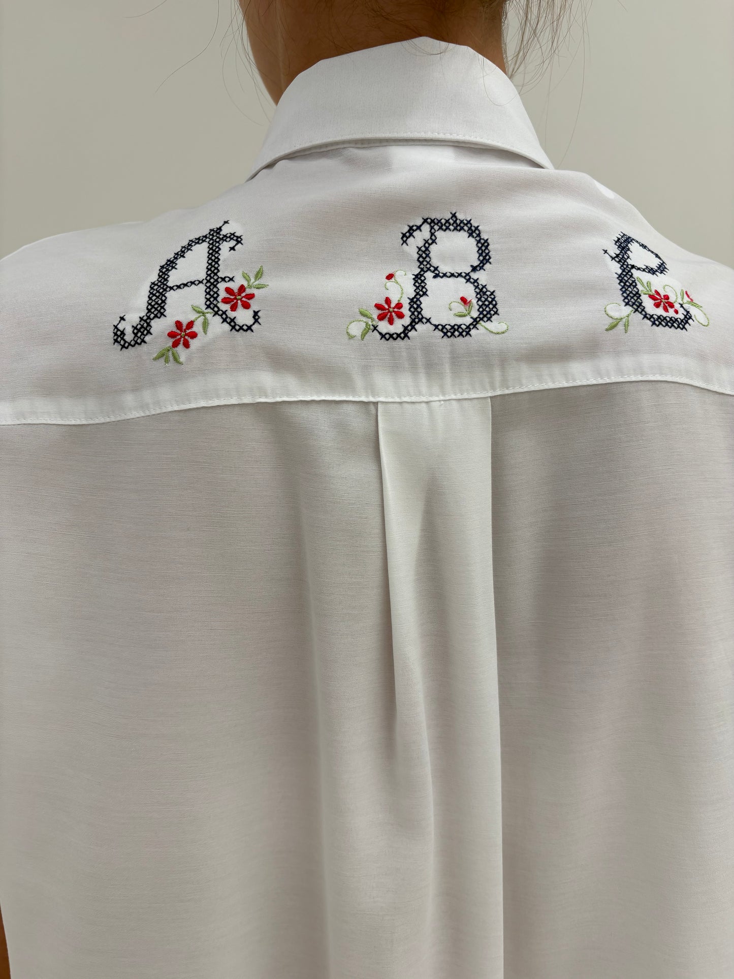 Cămașa vintage cu broderie și nasturi metalici aurii bijterie