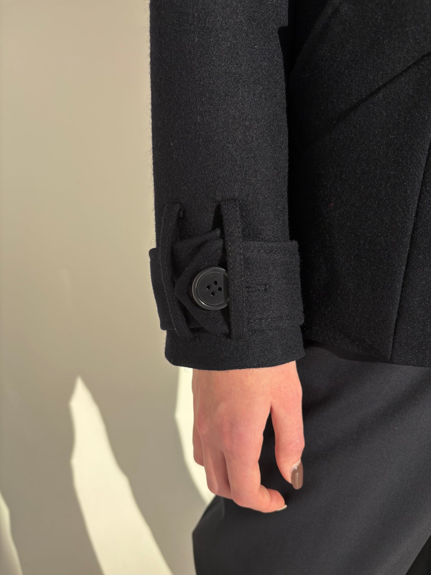 Palton scurt din stofă plină de lana structurata cu închidere dublă