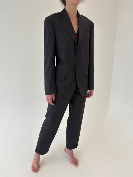 Costum charcoal gray de la business la seara din stofita ușor satinata