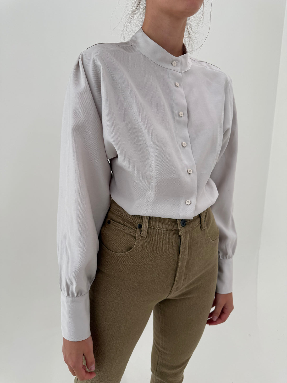 Cămașa vintage cambrata off white cu mânecă tip fluture și manșete înalte