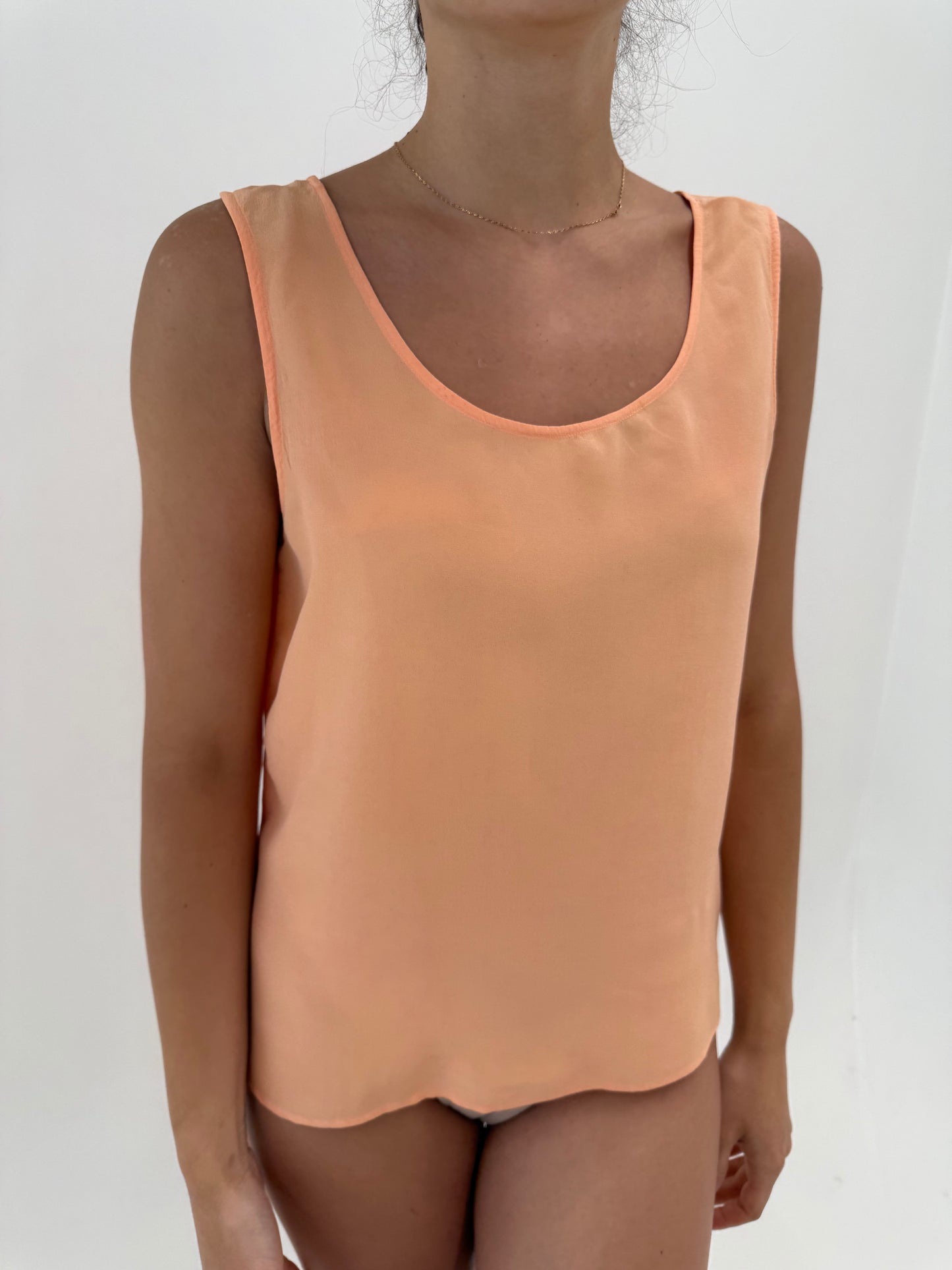 Top peach orange din mătase naturală în croi minimalist