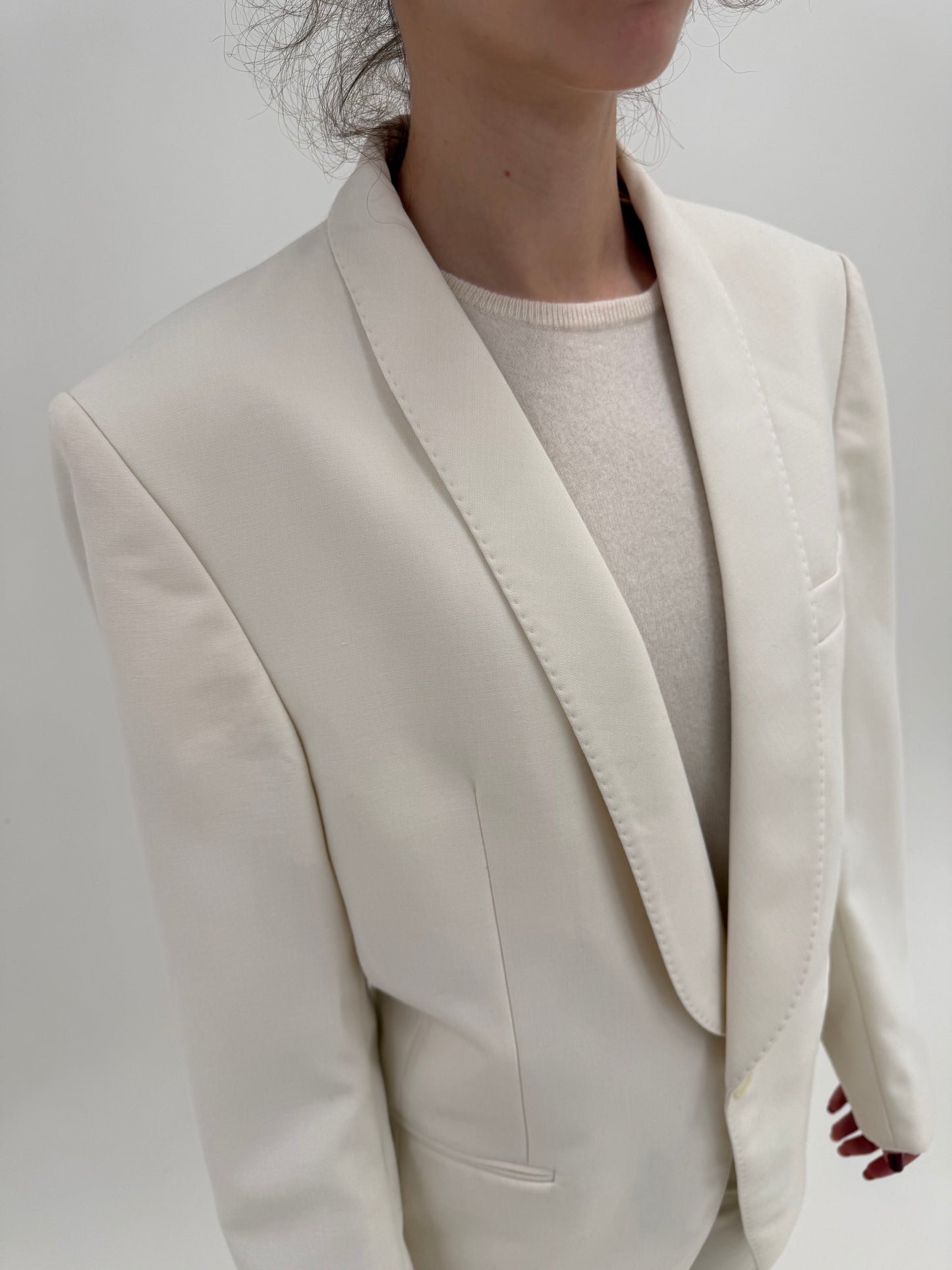 Smoking alb din lana extrafina structurată cu revere rotunjite