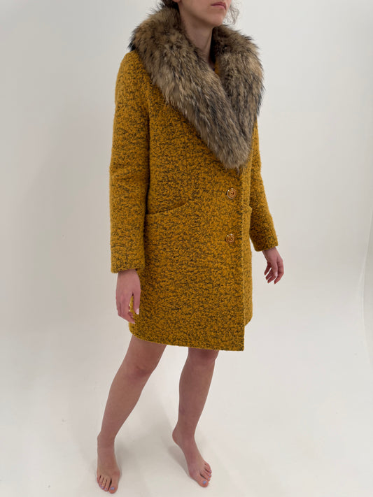 Palton din boucle gros mustard yellow cu guler masiv din blană naturală