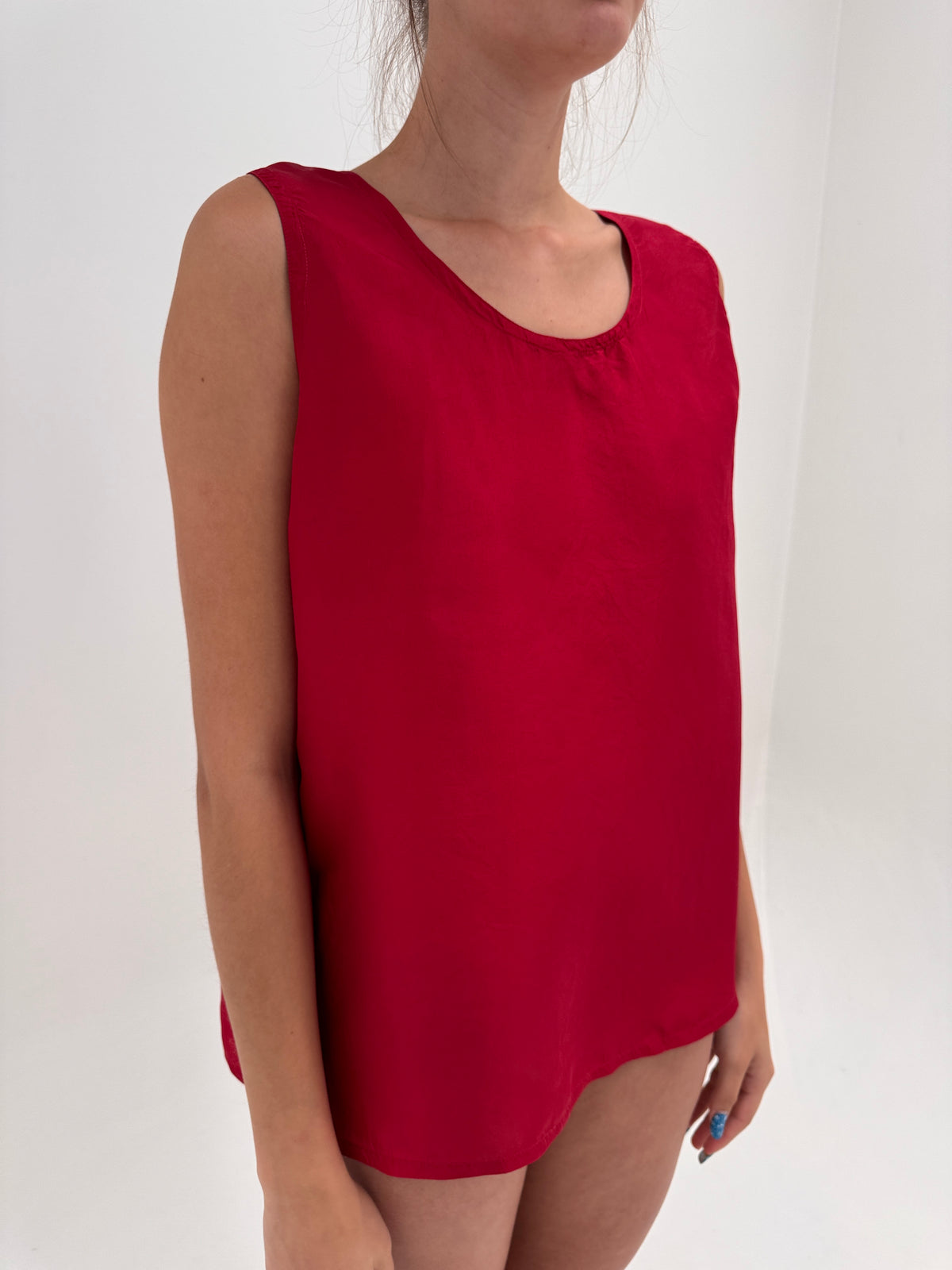 Top ruby red din mătase naturală în croi minimalist