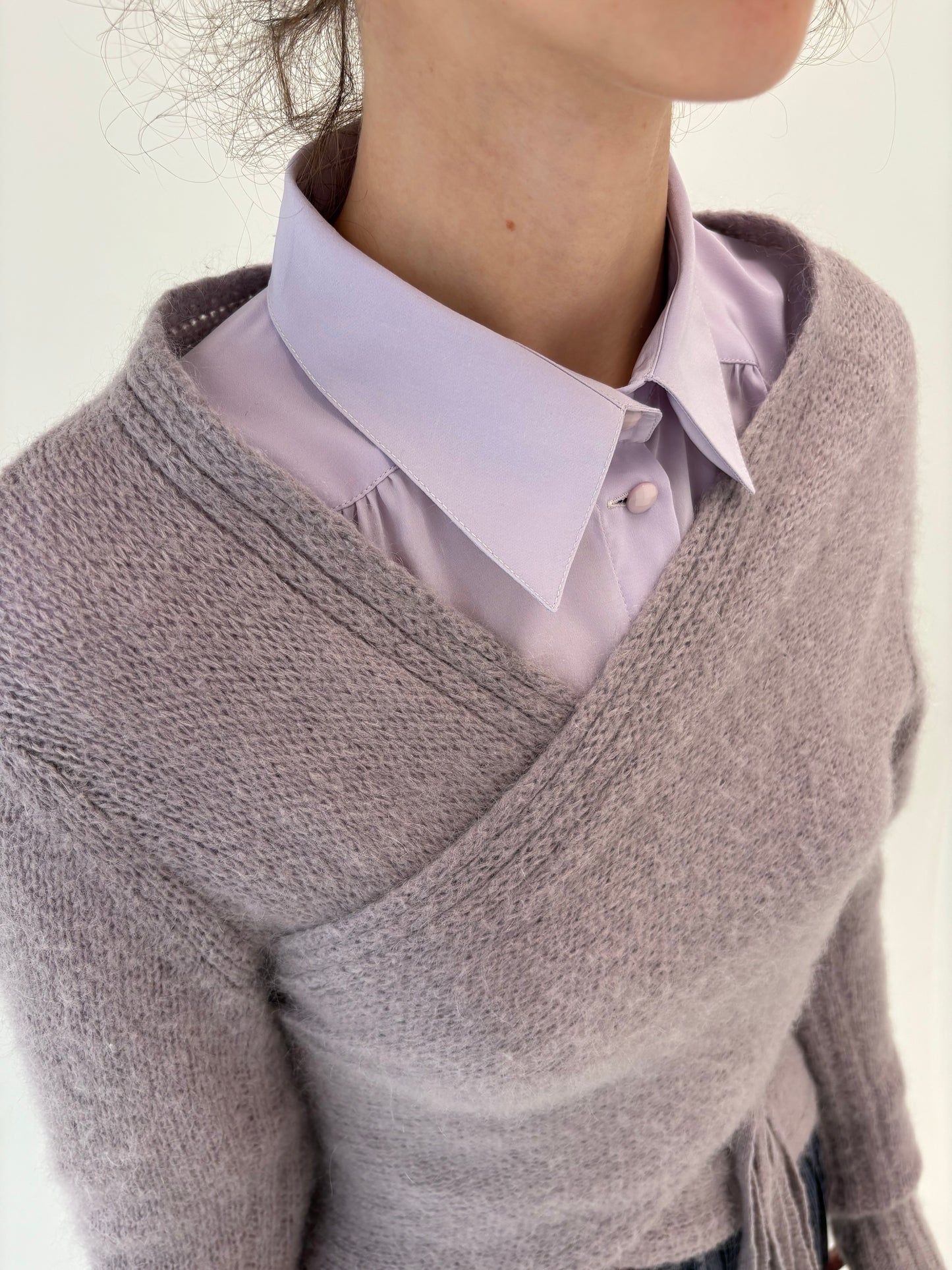 Cardigan din baby mohair dusty lavender petrecut și cambrat