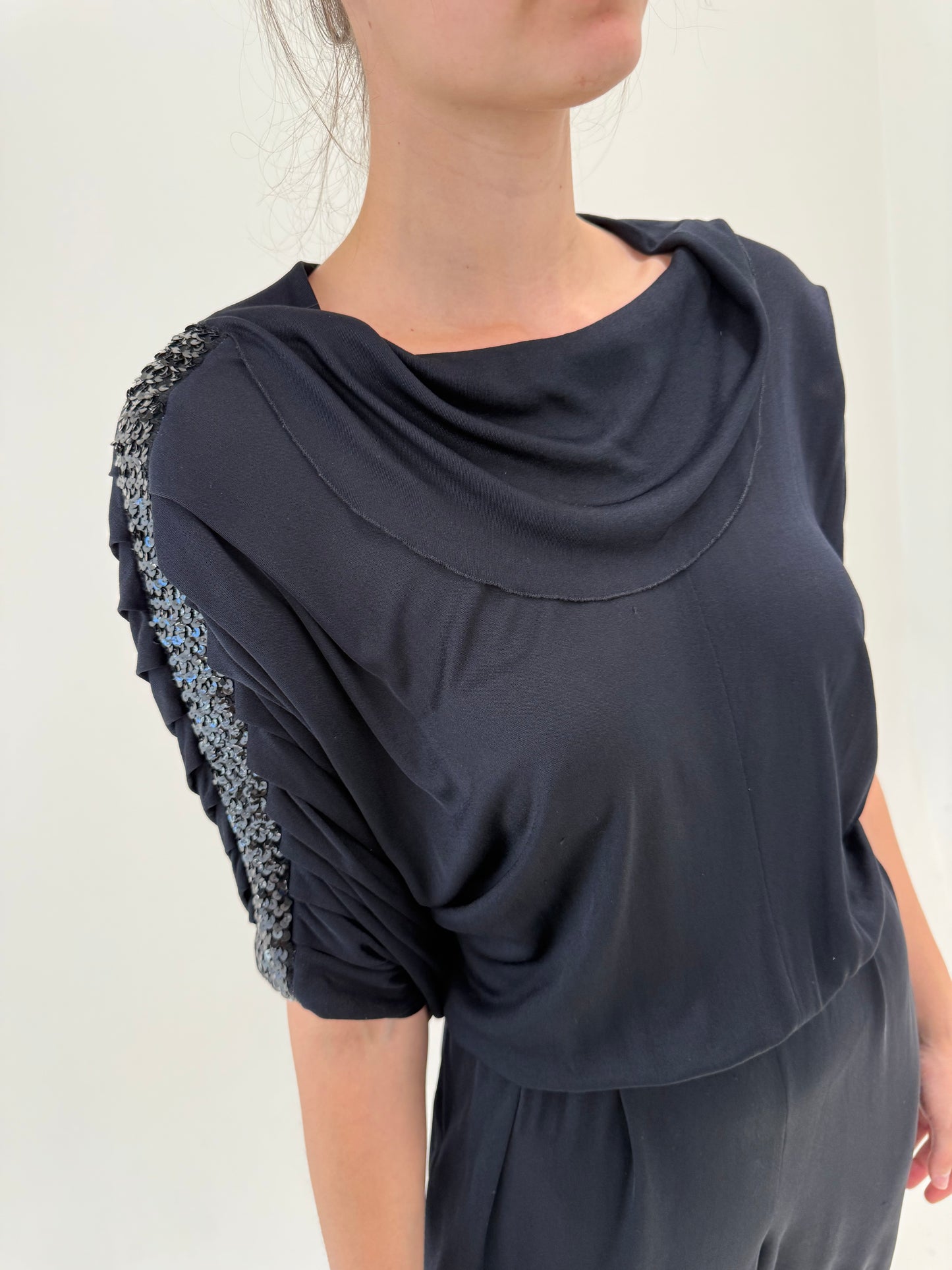 Salopetă vintage neagră de seară cu talie ultra înaltă elastică și bust drapat