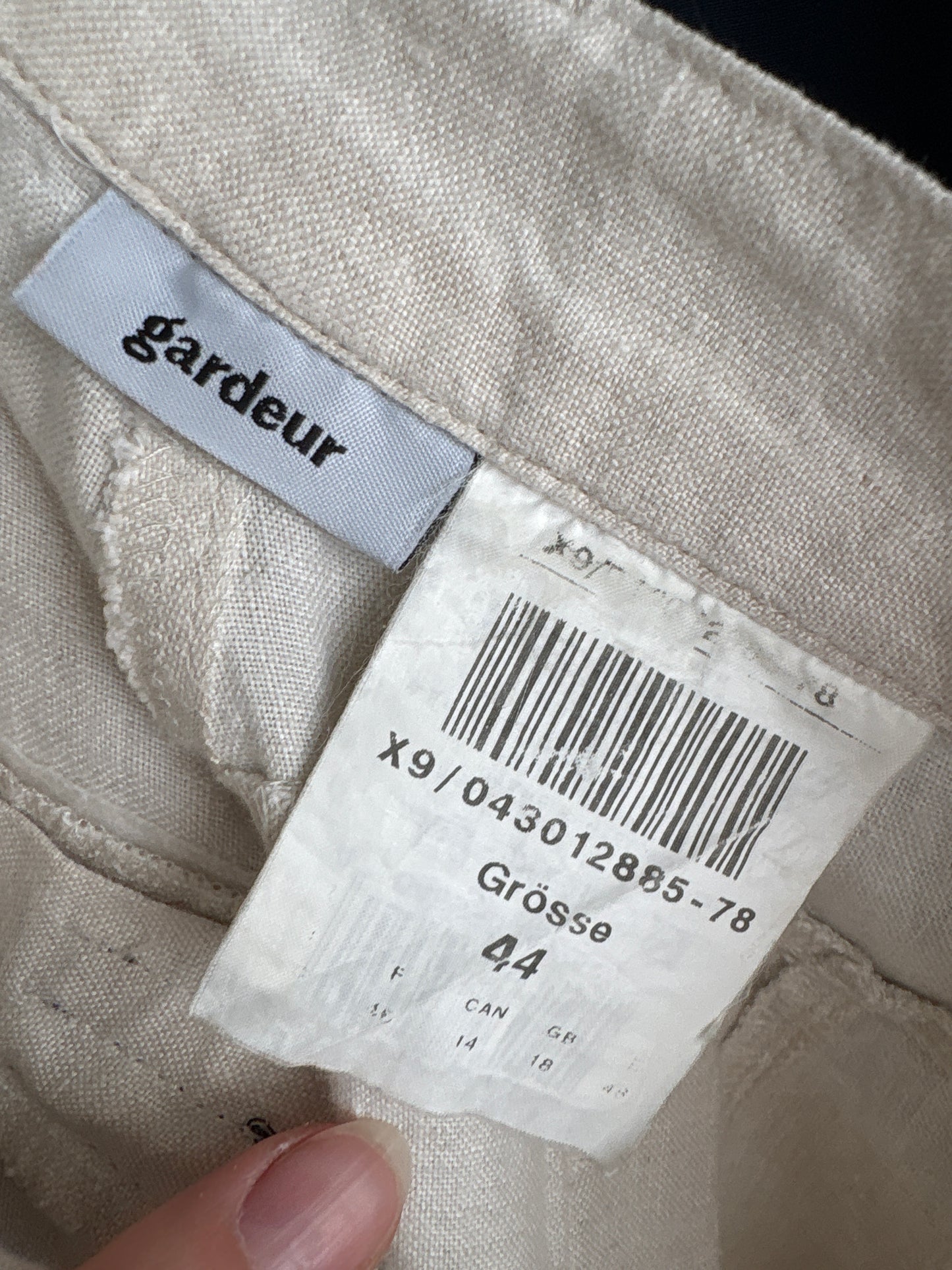 Pantaloni off white tall din in premium în croi clasic