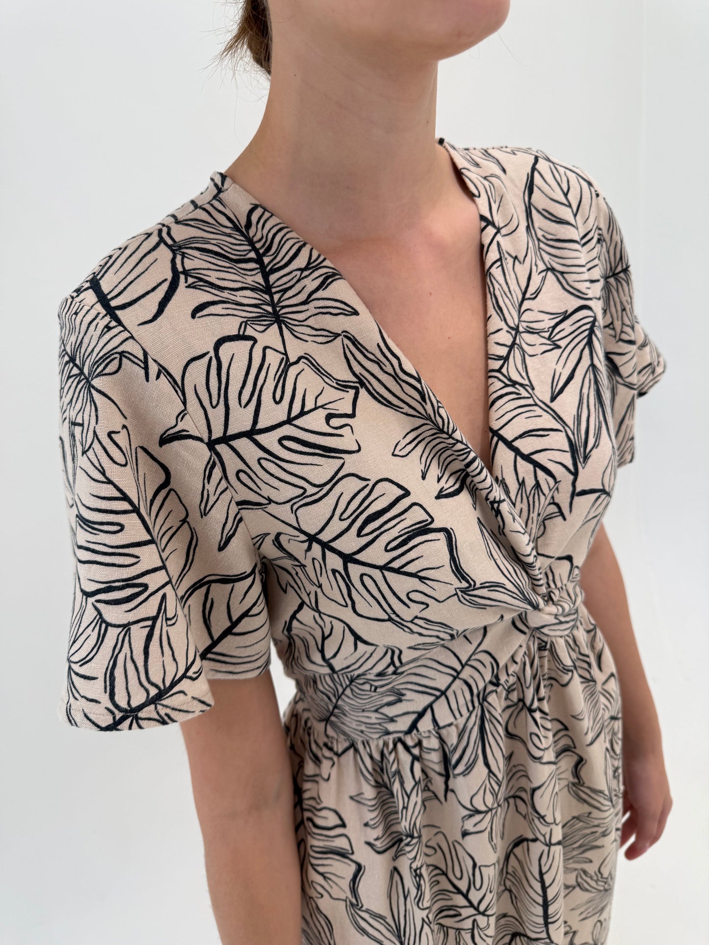 Rochie maxi nude din pânză de in și vascoza cu buzunare și print organic