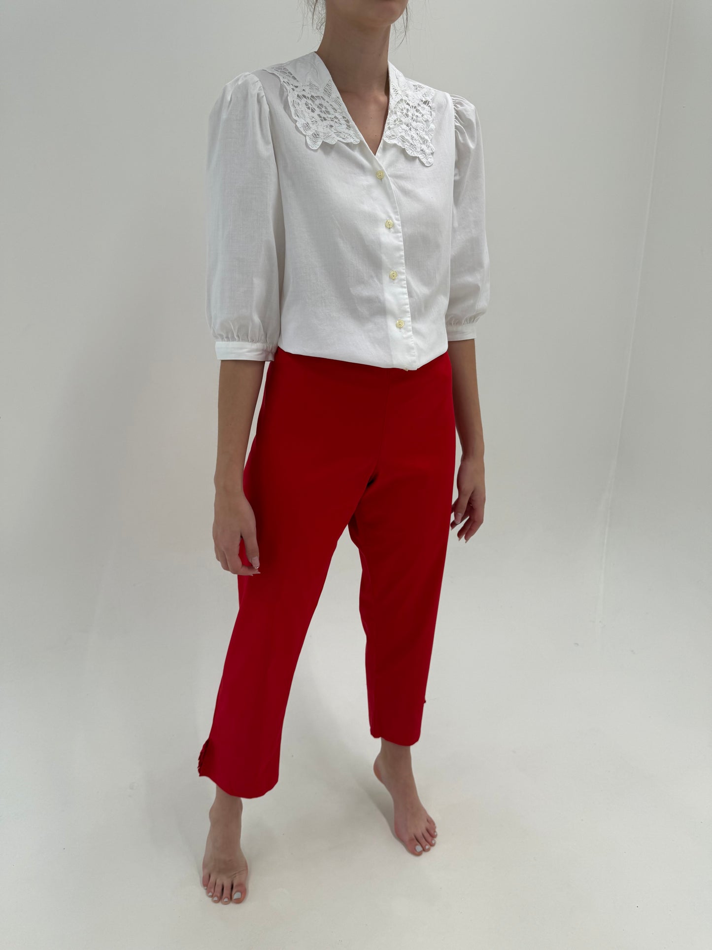 Pantaloni italienești cherry red din bumbac modelator cu detaliu chic la tiv
