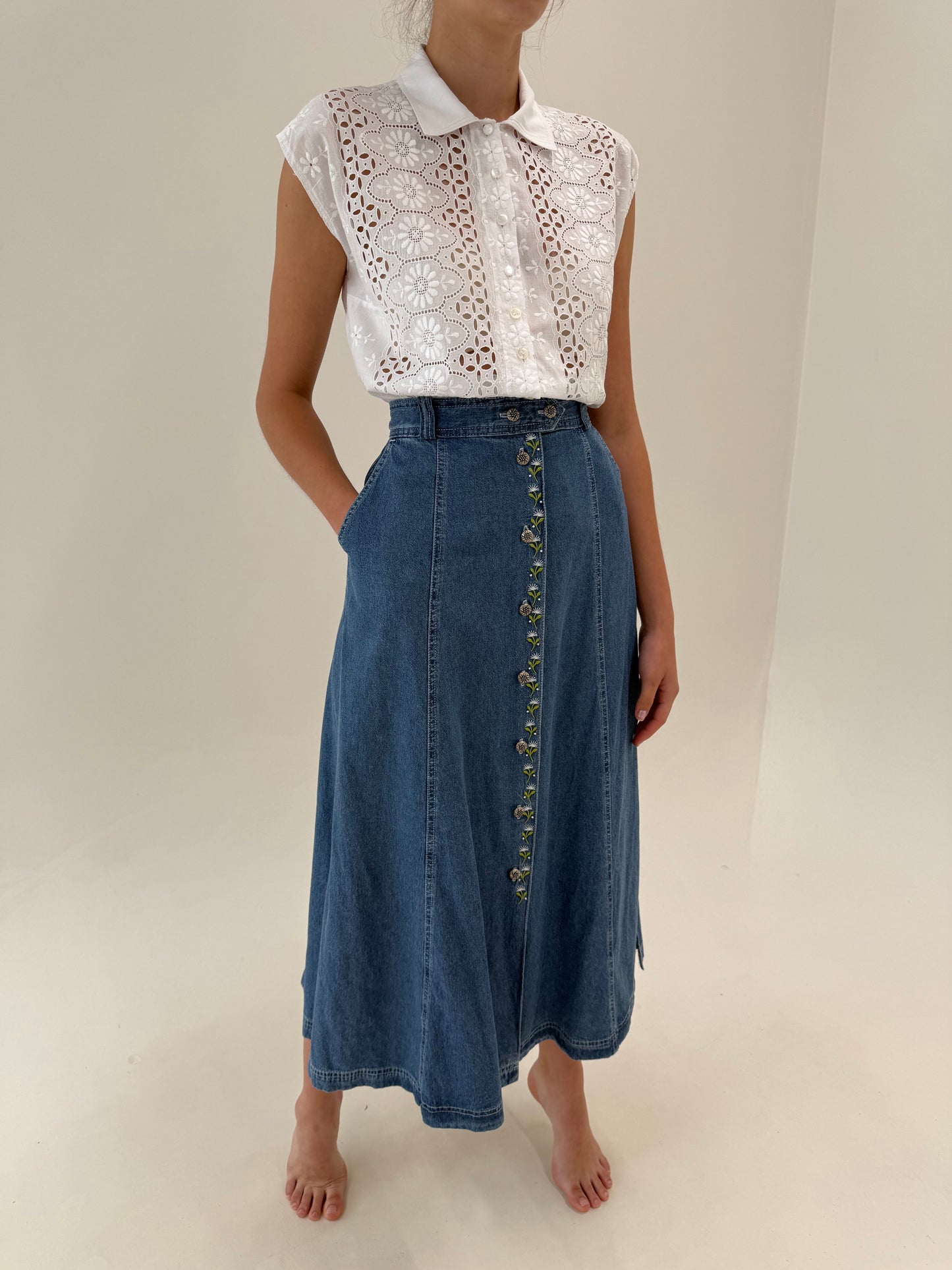 Fustă maxi în A din jeans moale de vară cu broderie delicată și buzunare