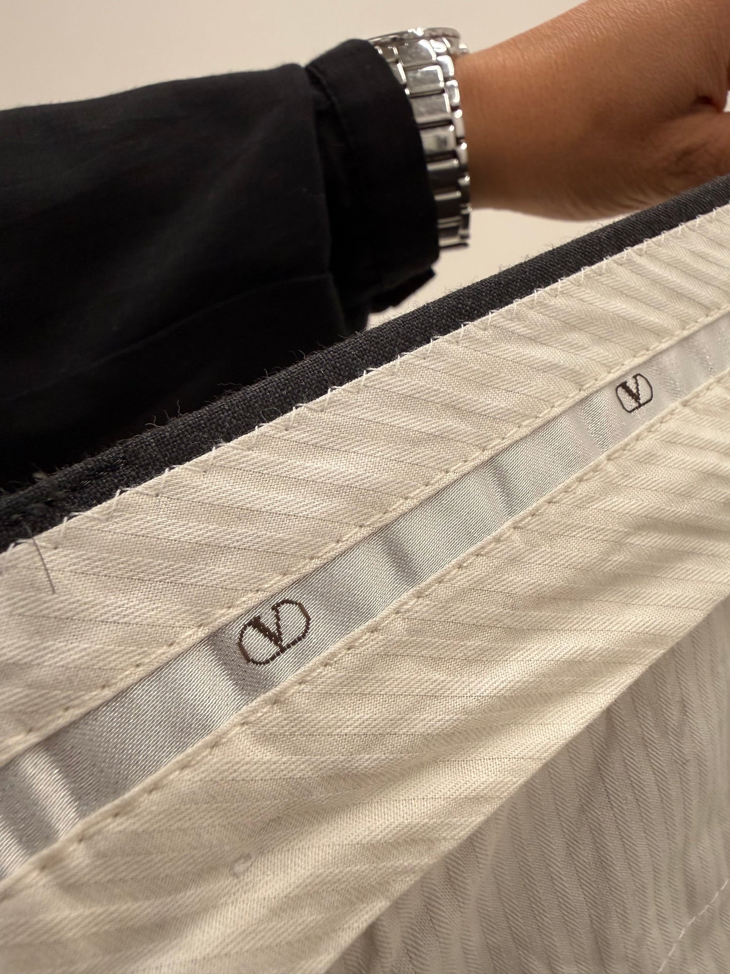 Costum Valentino în croi actual din lana extrafina