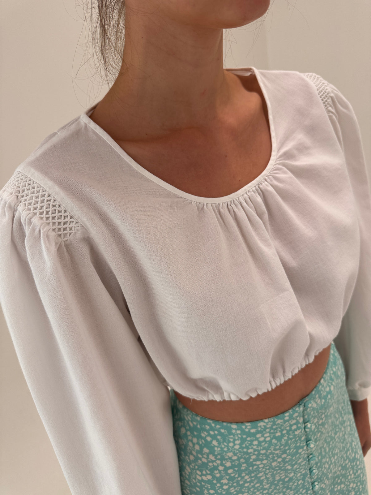 Cropped top vintage din pânză de bumbac cu mâneci ample și lucrătură manual