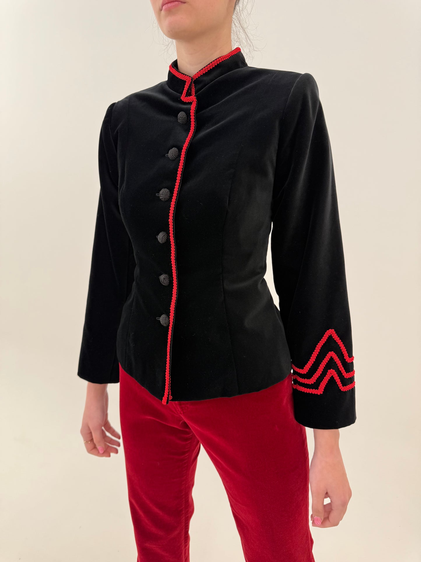 Sacou negru cambrat din catifea cu influențe asiatice super în trend