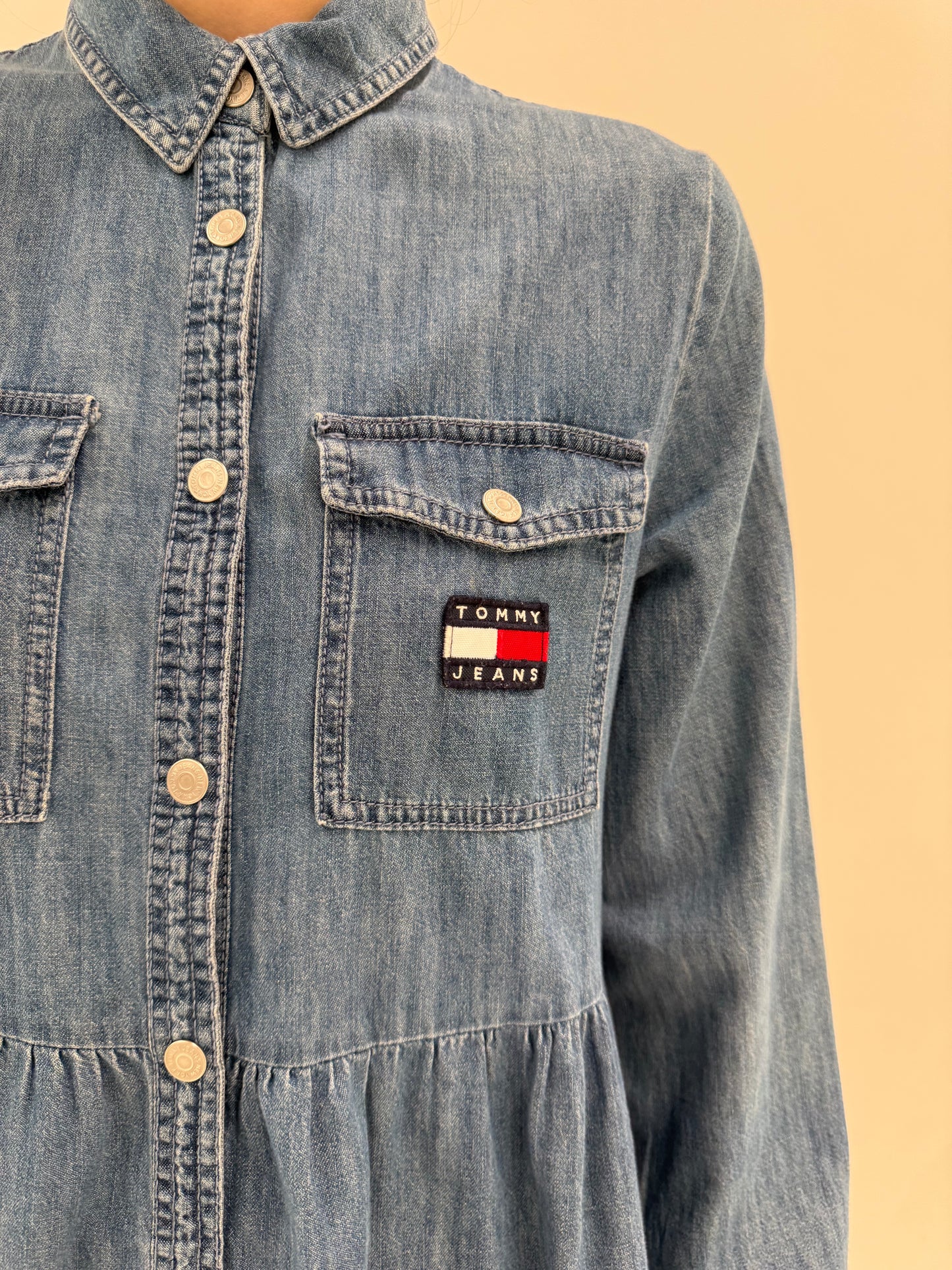 Rochie Tommy Hilfiger din jeans subțire în croi lejer