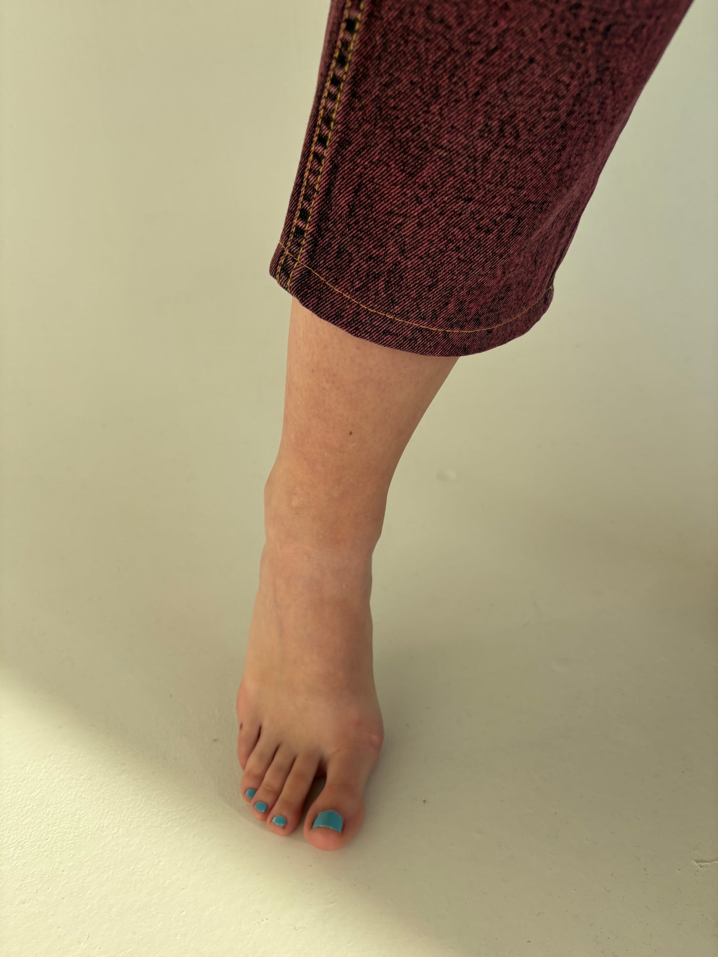 Jeans vintage gros mom fit cu talie ultra ultra înaltă burgundy wash