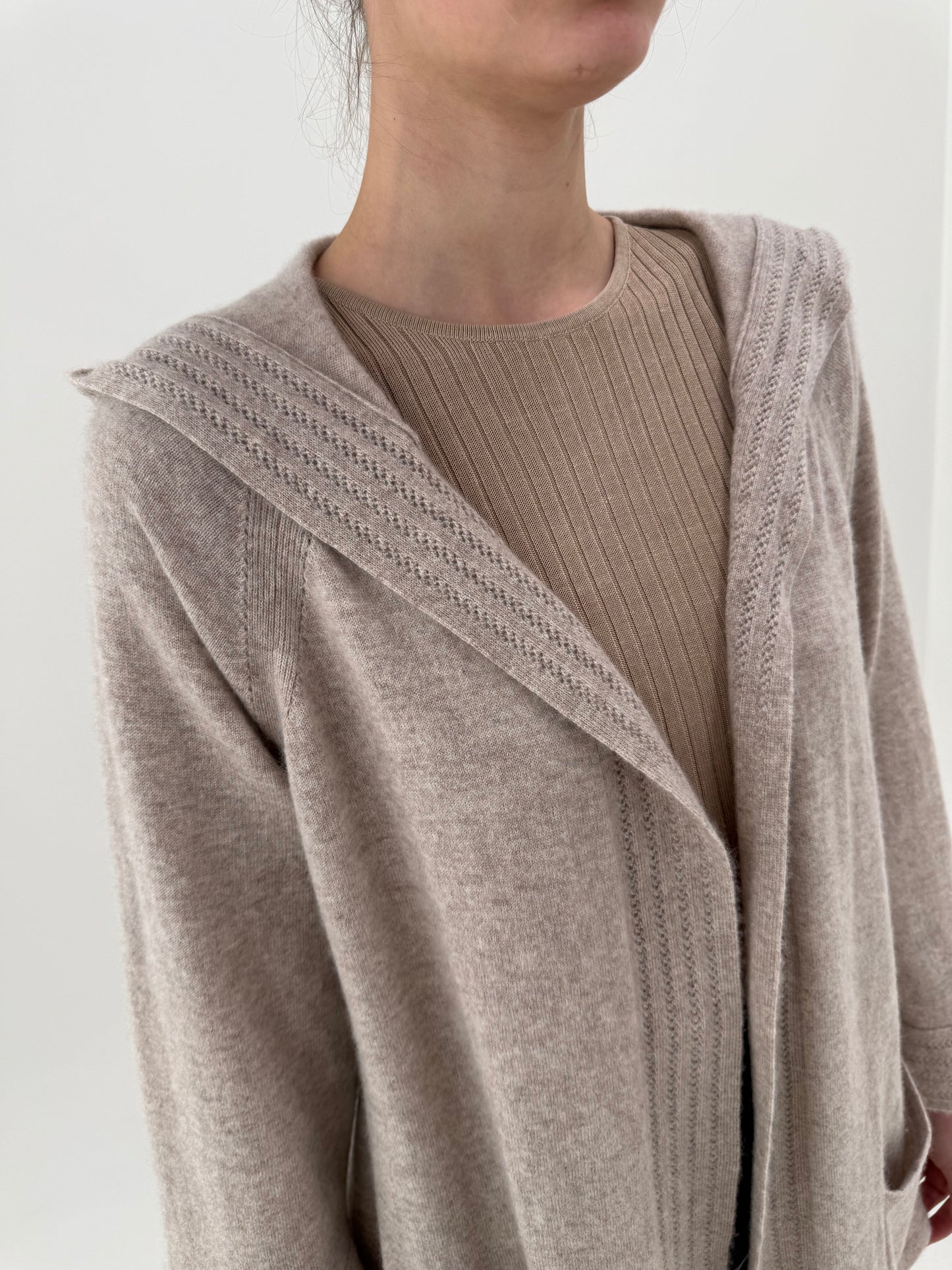 Cardigan nude cu glugă din cașmir în croi lung cu mânecă reglabilă din manșetă