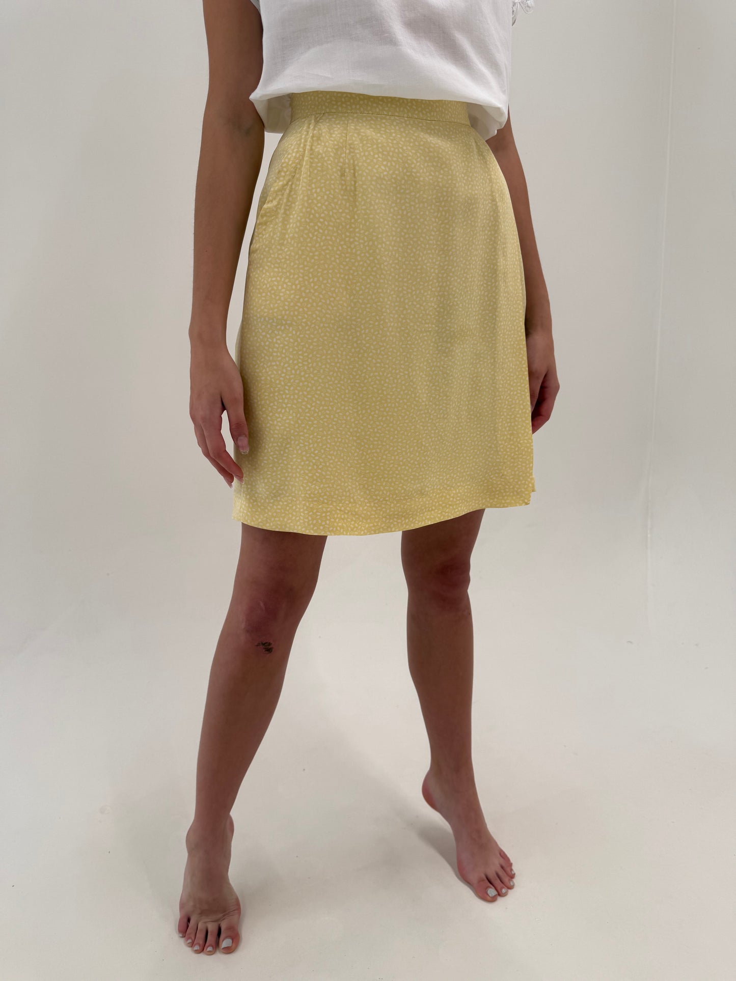 Pantaloni scurti cu aspect de fustă in fata din mătase naturală butter yellow