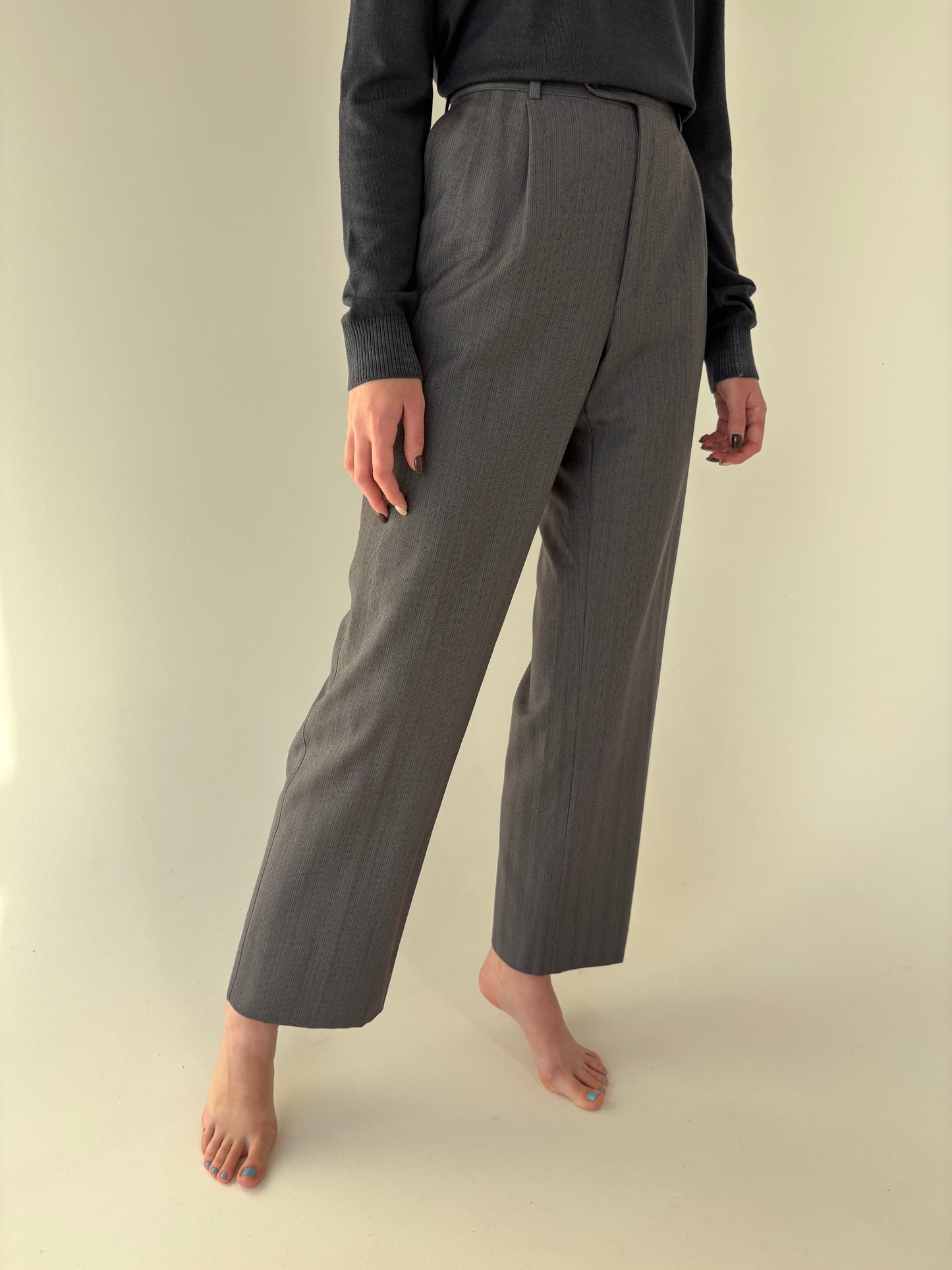 Pantaloni din lana extrafina cu pense și dungi fine verticale