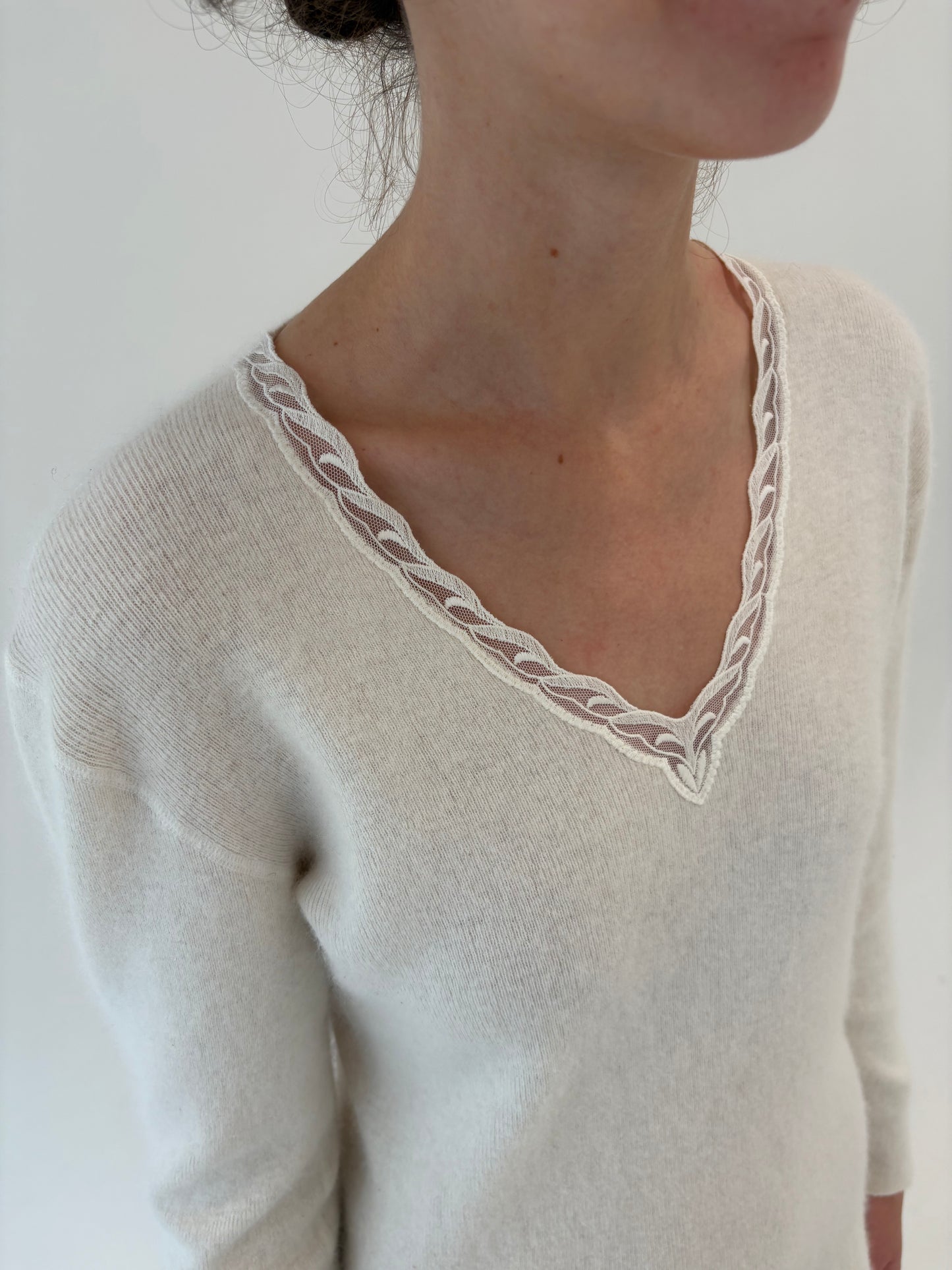 Pulover extrafina și pufos butter white din Angora cu lana extrafina și dantelă